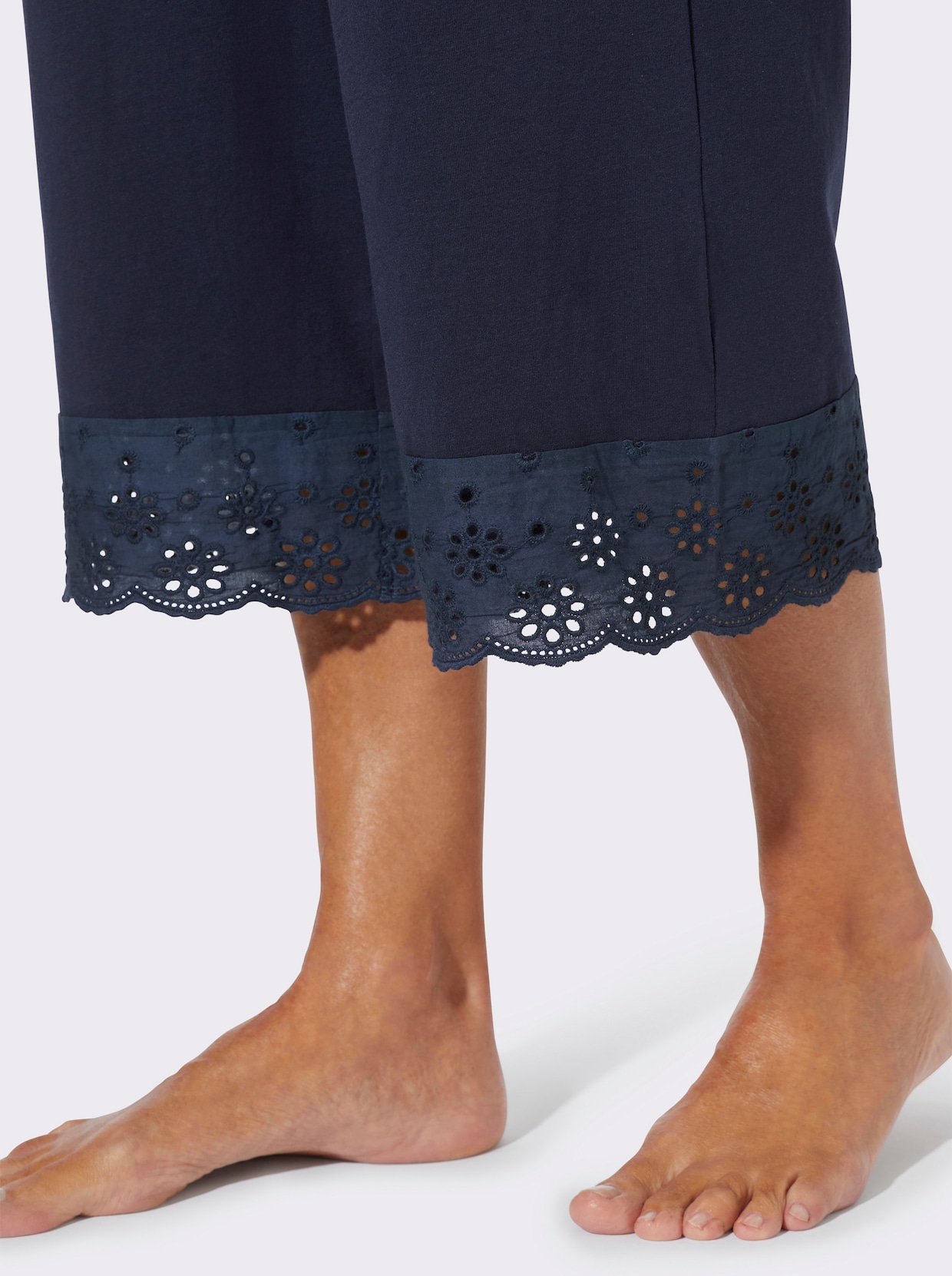Freizeithose mit Lochstickerei-Bordüre - marine