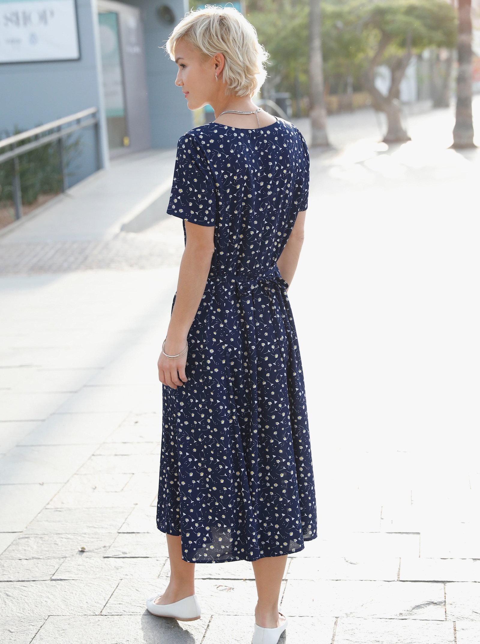 Sommerkleid mit Bindebändern, figurumspielend - marine-geblümt