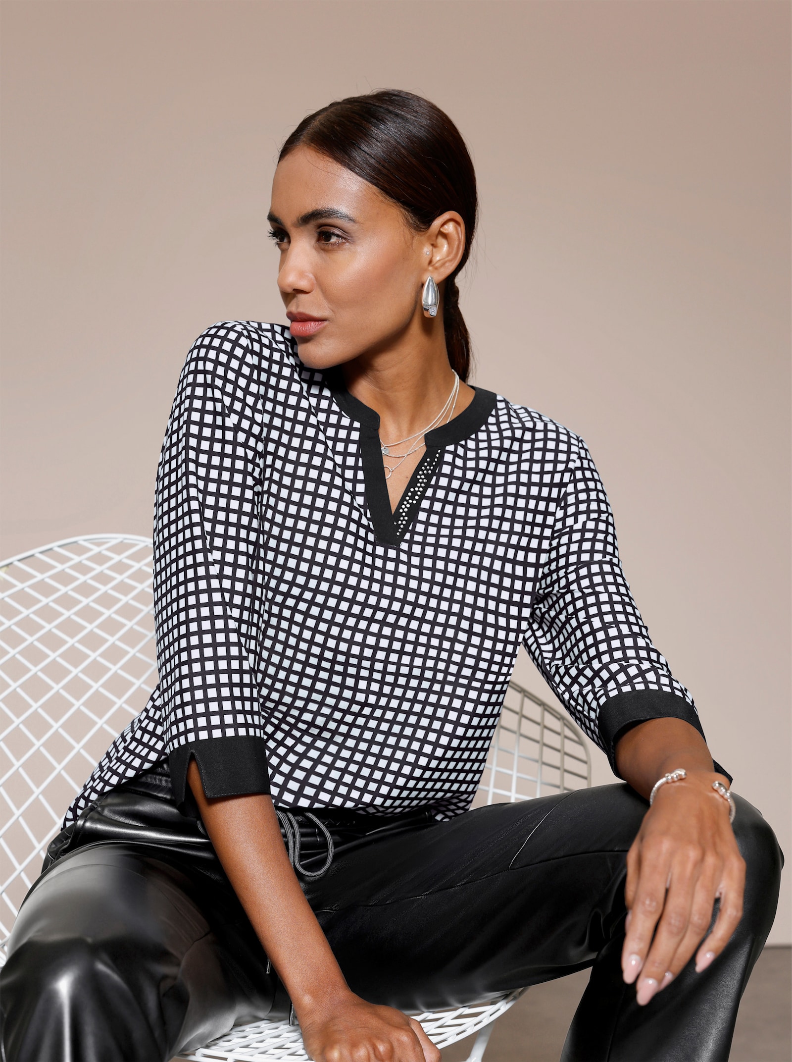 Druckbluse mit Kellerfalte hinten - schwarz-ecru-bedruckt