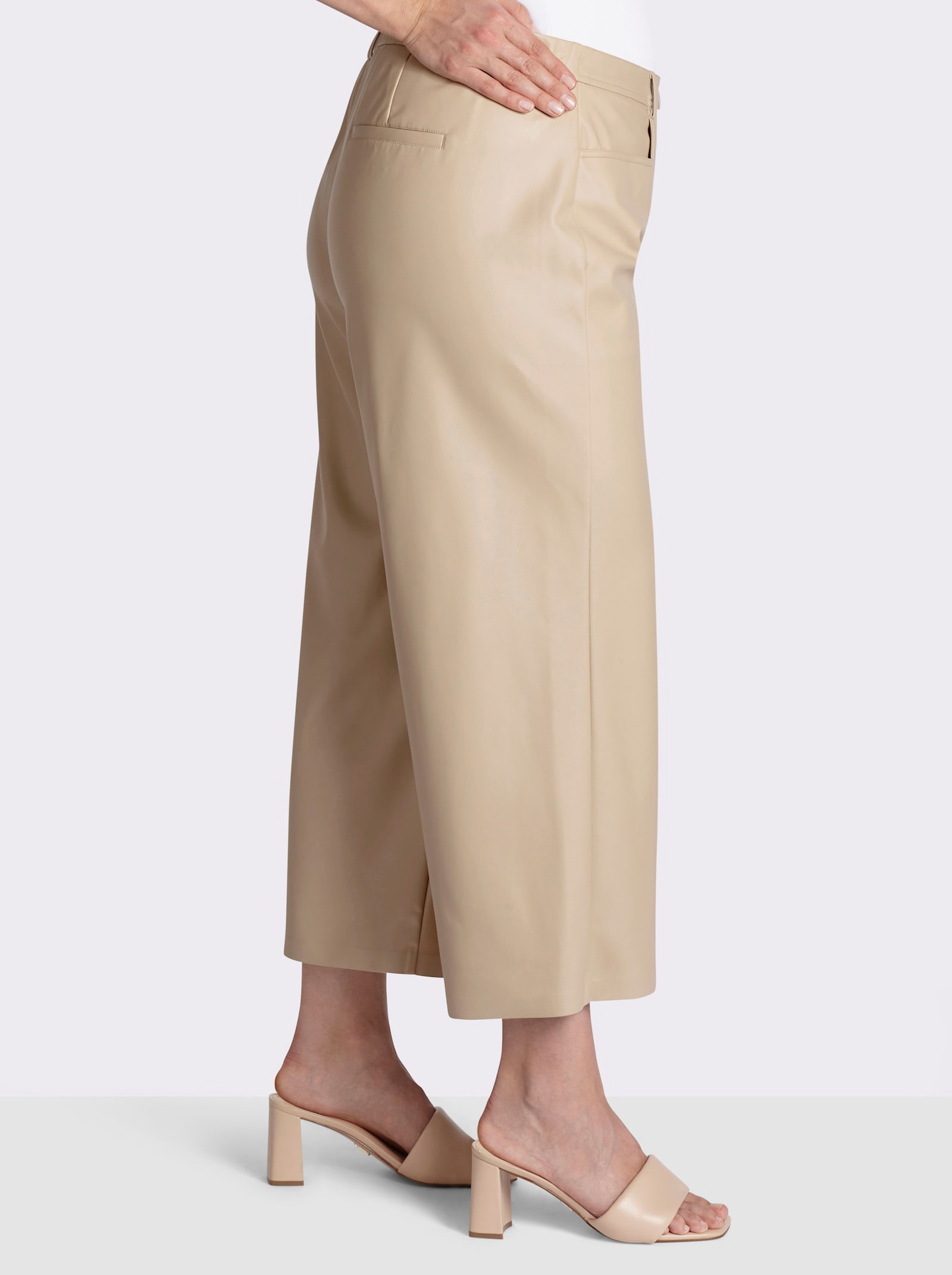 sheego Imitatieleren broek in 7/8-lengte - beige