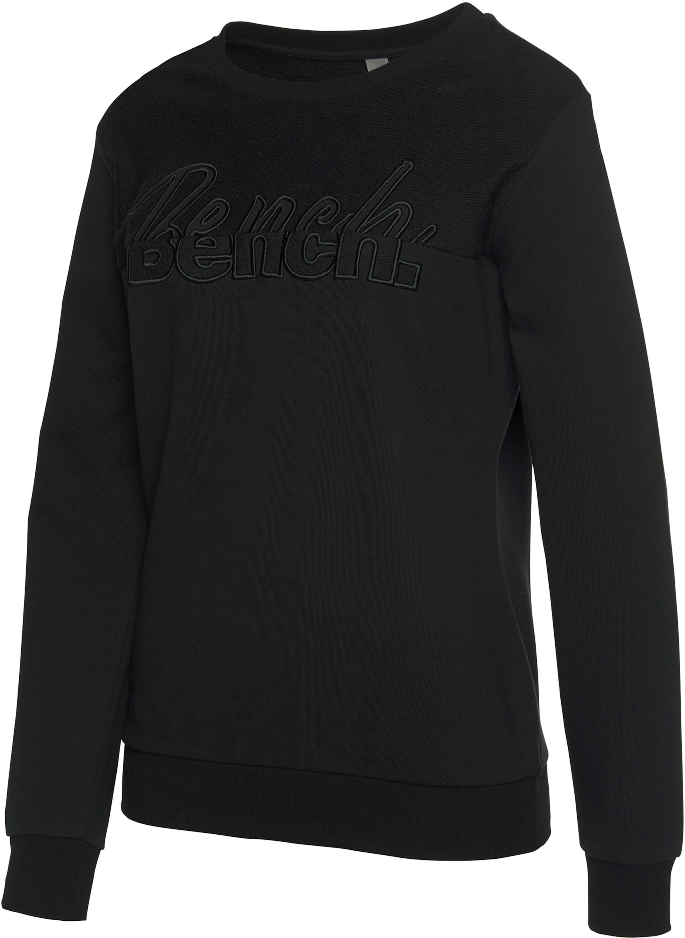 Logo und günstig Kaufen-Sweatshirt in schwarz von Bench.. Sweatshirt in schwarz von Bench. <![CDATA[Sweatshirt von Bench mit Logostickerei. Rippbündchen am Saum und den Ärmeln. Aus 65% Baumwolle , 35% Polyester.]]>. 