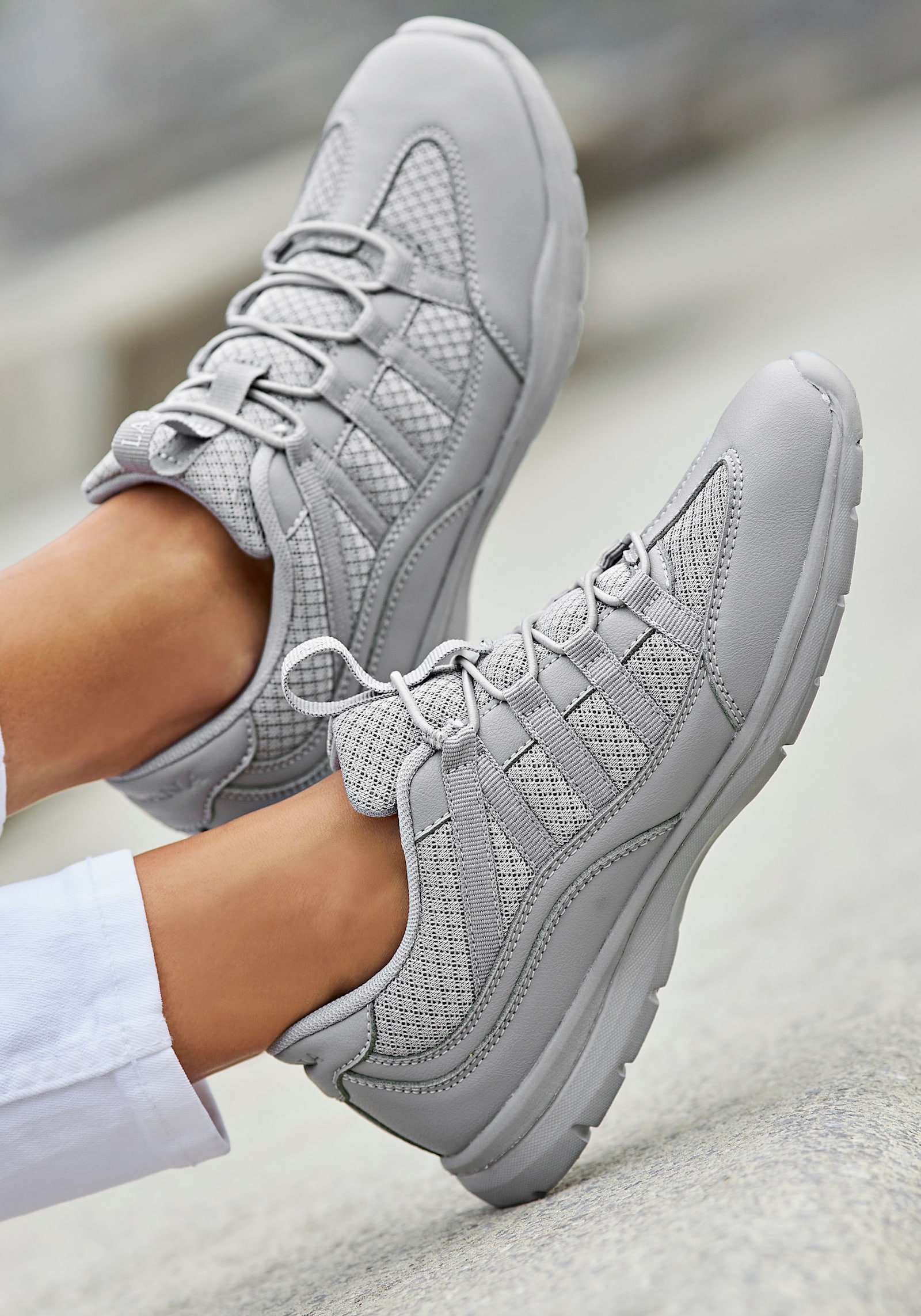 LASCANA Sneaker - grau