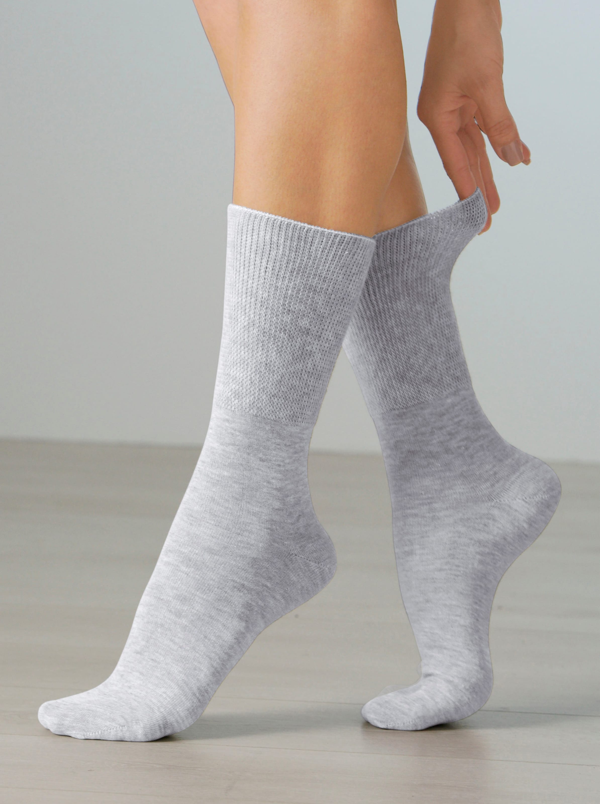 grau LTE günstig Kaufen-Socken in grau von wäschepur. Socken in grau von wäschepur <![CDATA[Auch für die empfindlichen Füße von Diabetikern geeignet: Socken für Sie & Ihn. Dank der extrem flexiblen Bündchen ohne Einschneiden, der handgekettelten Spitze und der fei