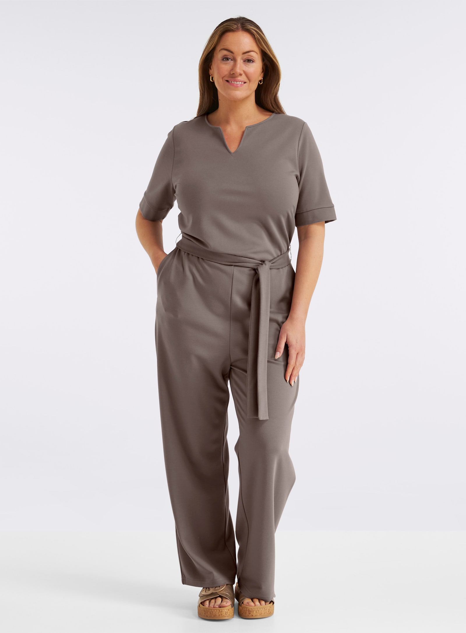 sheego Jumpsuit mit Bindegürtel - dunkeltaupe