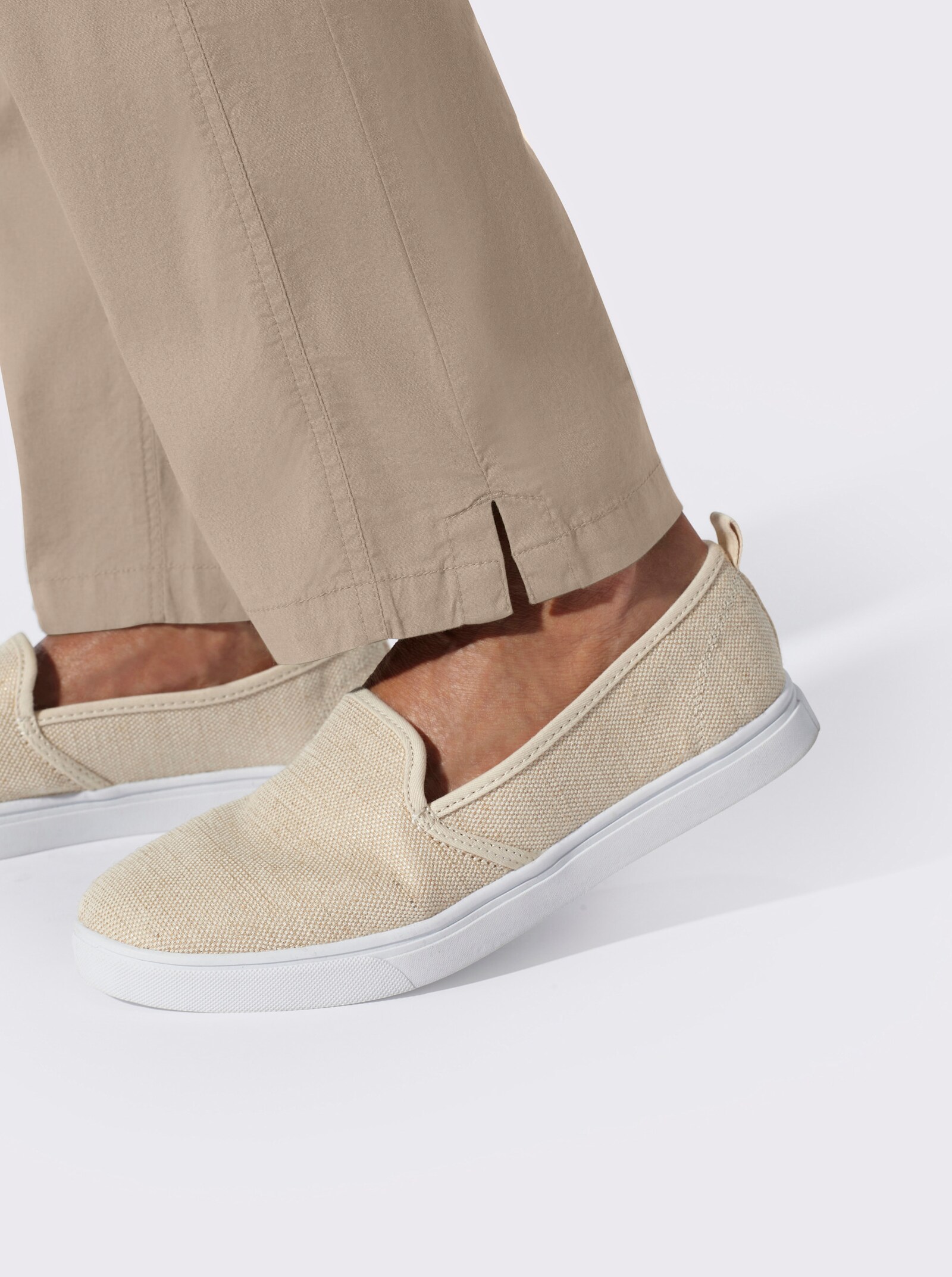 Schlupfhose mit aufgesetzter Tasche am Bein - sesam