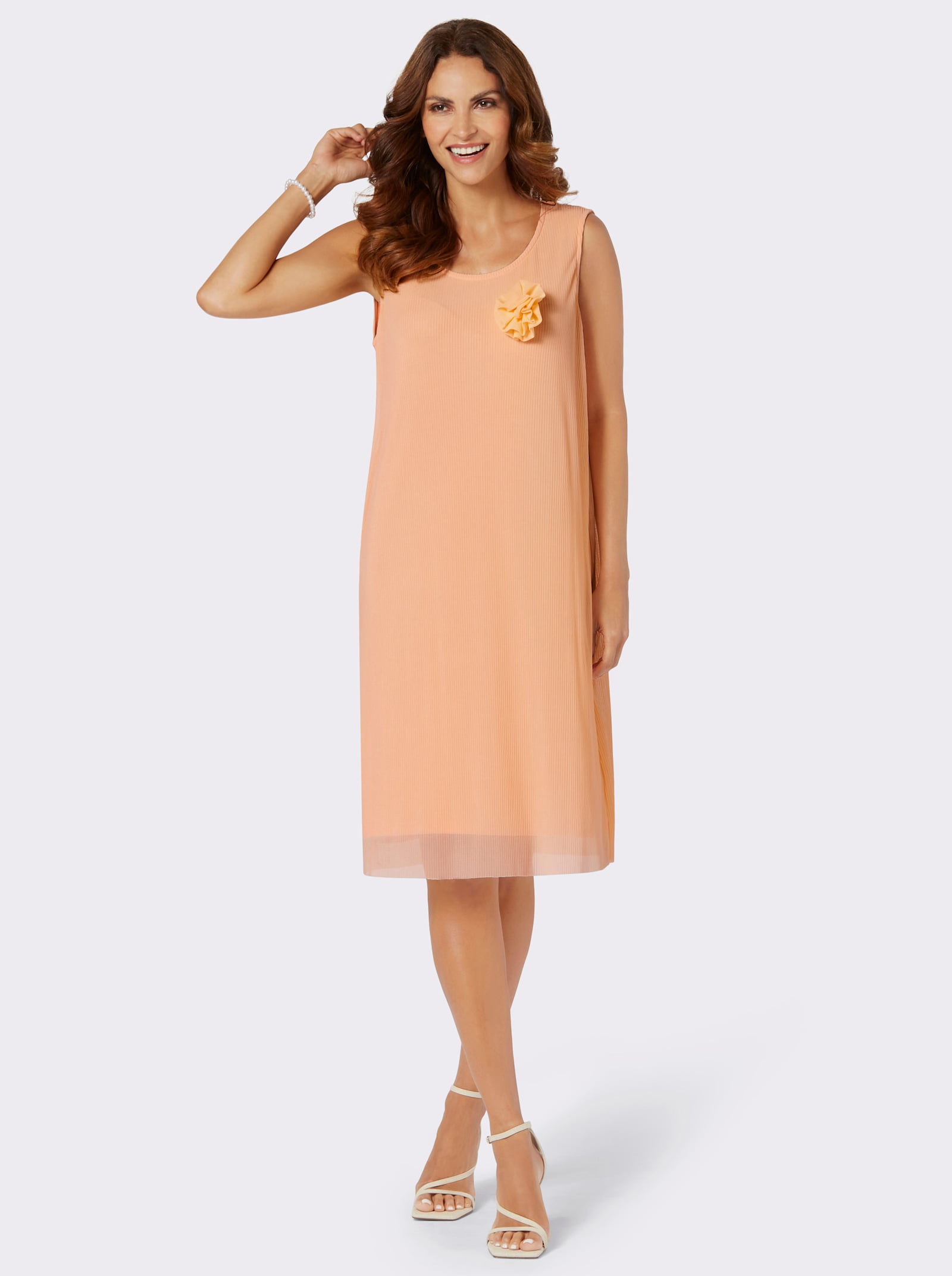 Plisseekleid mit Ansteckblume - apricot