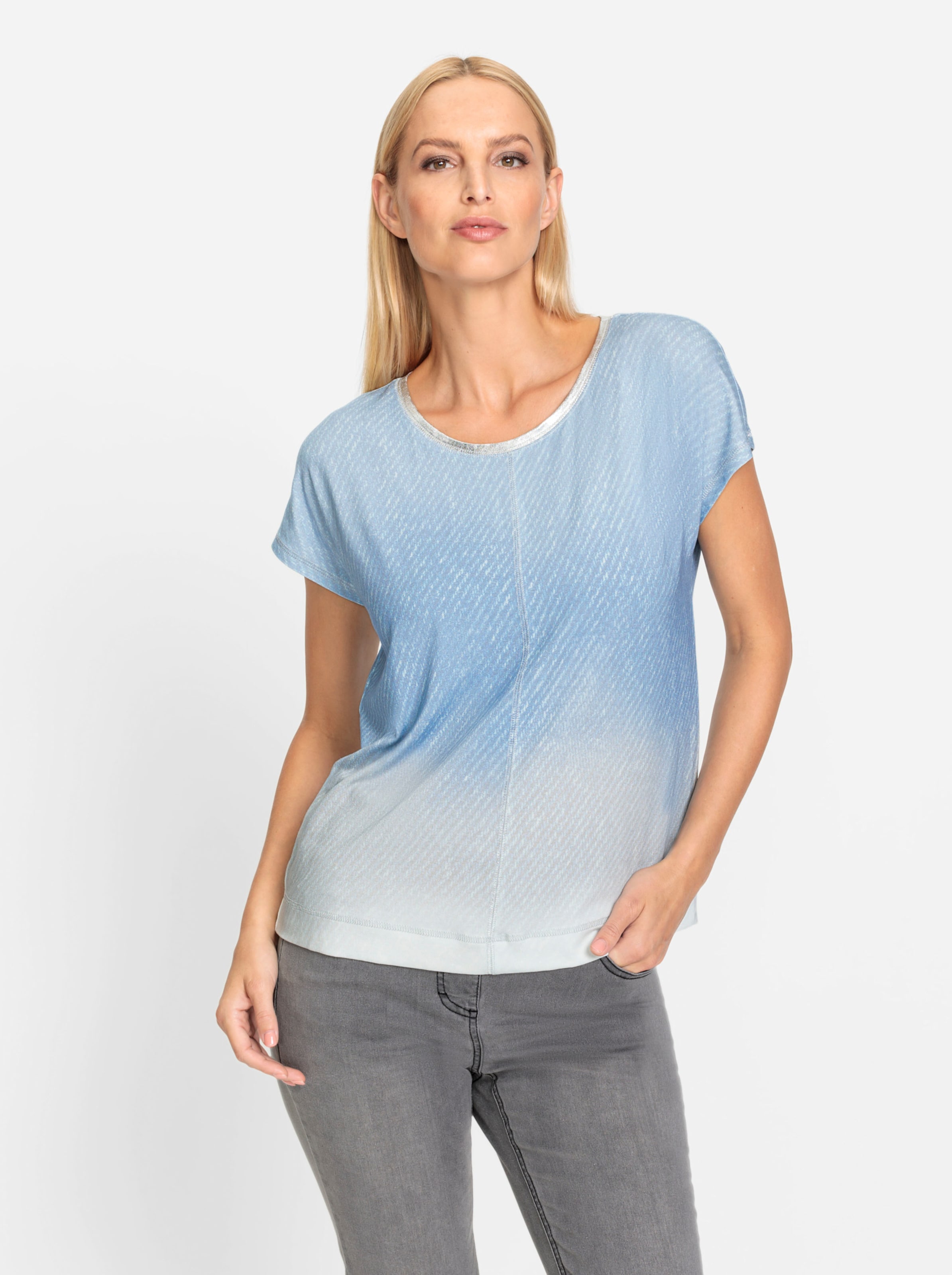 Silber grau günstig Kaufen-T-Shirt in bleu-hellgrau-bedruckt von heine. T-Shirt in bleu-hellgrau-bedruckt von heine <![CDATA[T-Shirt mit tollen Eyecatchern wie angesagtem Farbverlauf und effektvoller, silberfarbener Overlock-Naht in Effektgarn. Mit Rundhals-Ausschnitt, überschnitt