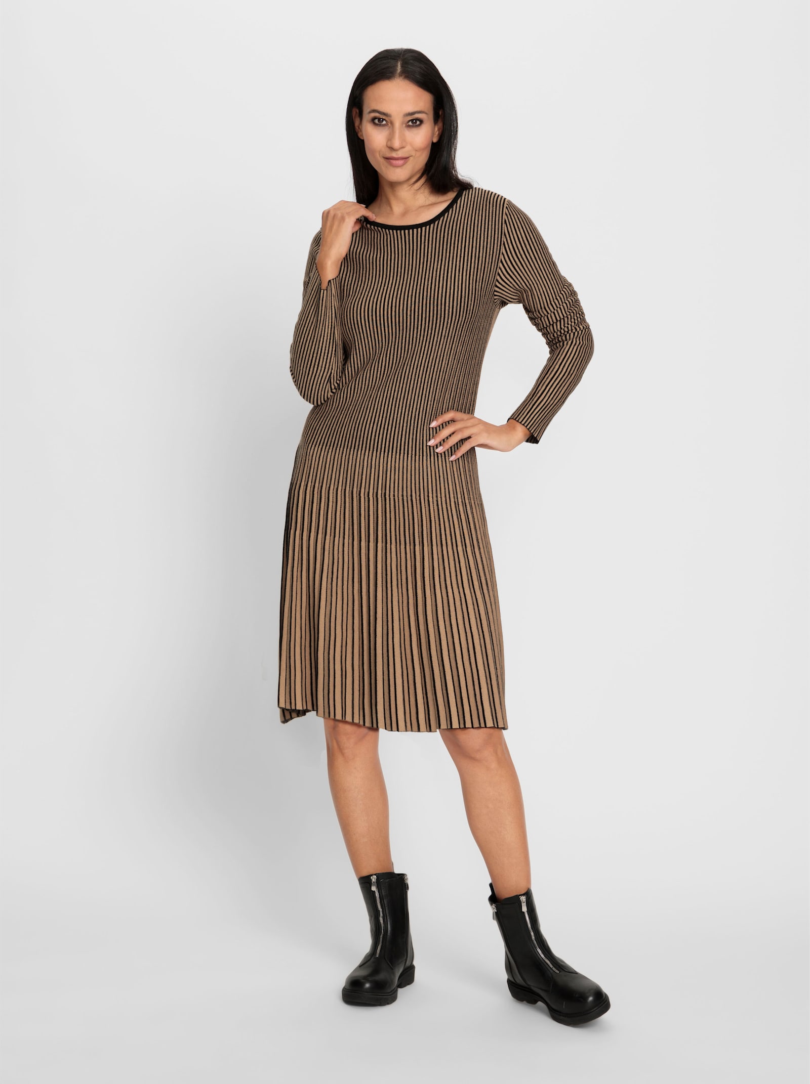 heine Strickkleid in Plissee-Optik - camel-schwarz-gestreift