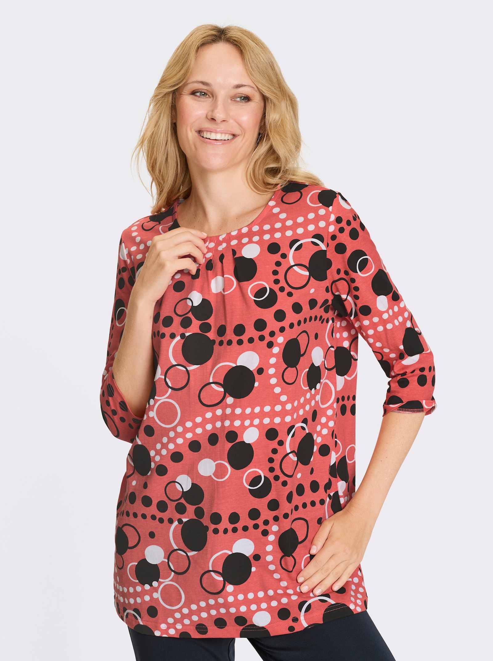 Lang shirt in licht uitlopend model - koraal/zwart geprint