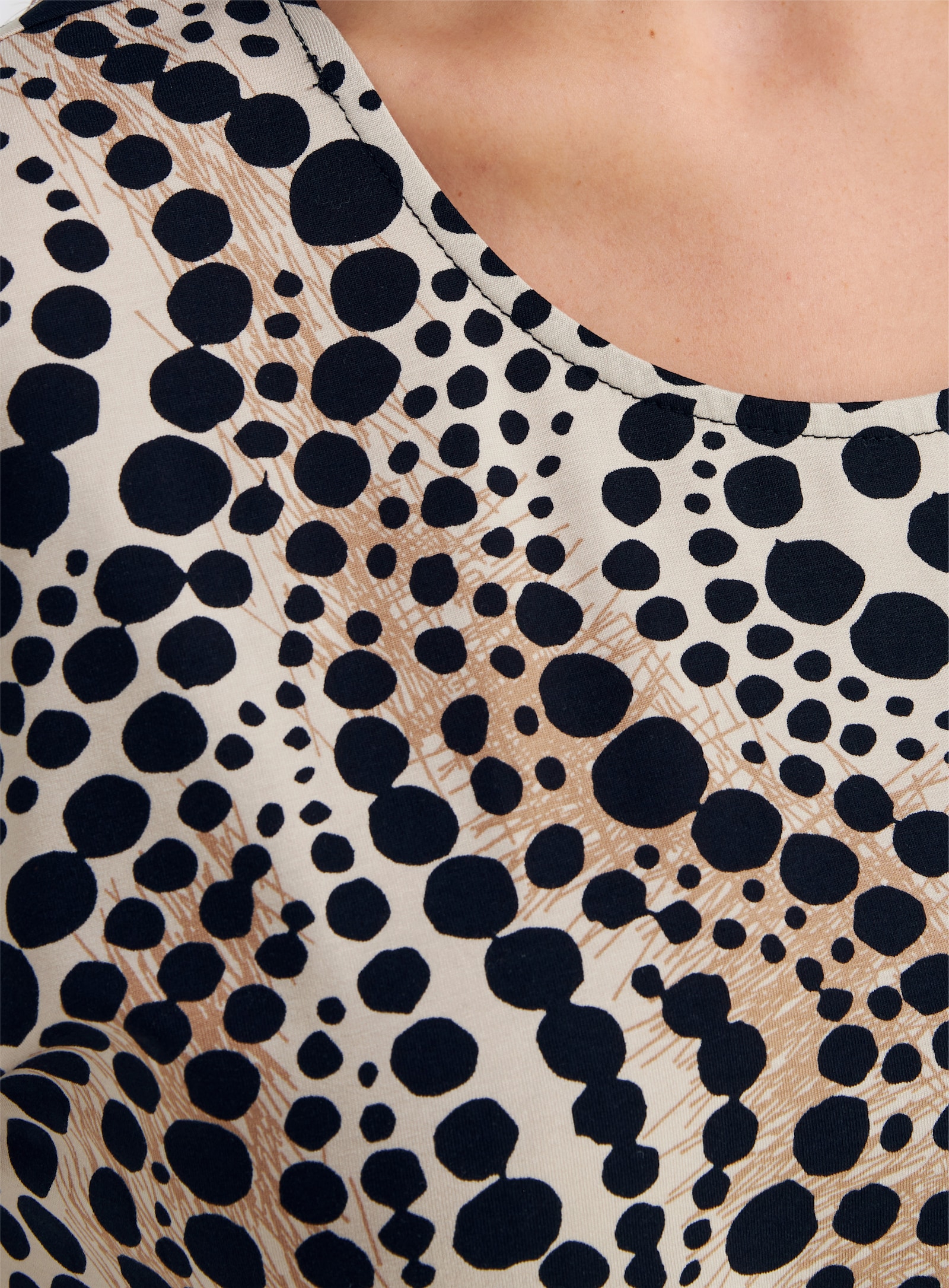 Print-Shirt im Tupfen-Dessin - elfenbein-schwarz-bedruckt