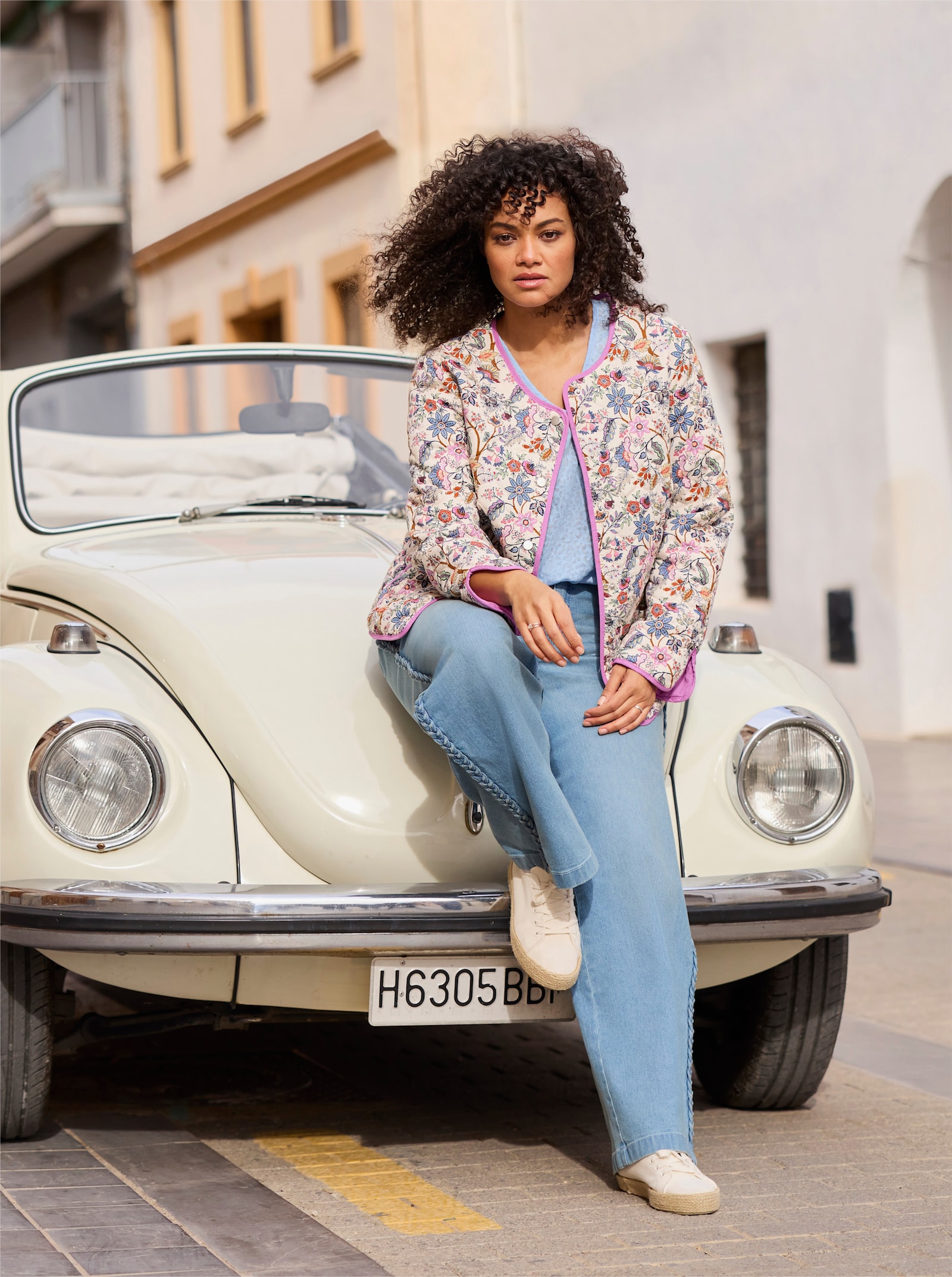 sheego Veste matelassée avec motif floral - couleur ivoire-bleu foncé à motifs