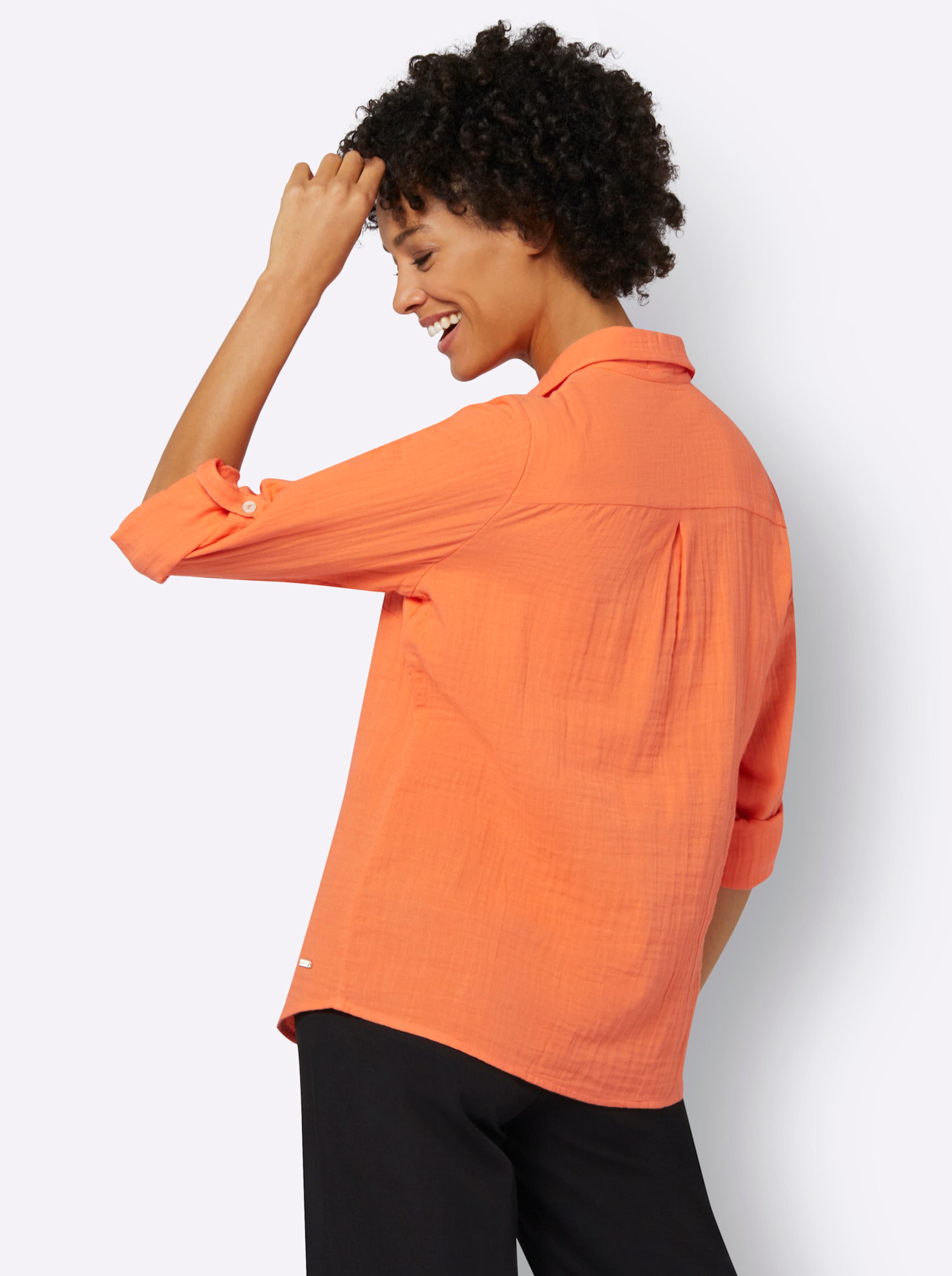 HINTEN  günstig Kaufen-Bluse in orange von heine. Bluse in orange von heine <![CDATA[Bluse in luftiger, dezent strukturierter Musselin-Qualität. Mit Reverskragen, Knöpfen in Perlmutt-Optik und abgerundetem Saum. Die Kellerfalte hinten sorgt für schmeichelnde Weite. Lange Är