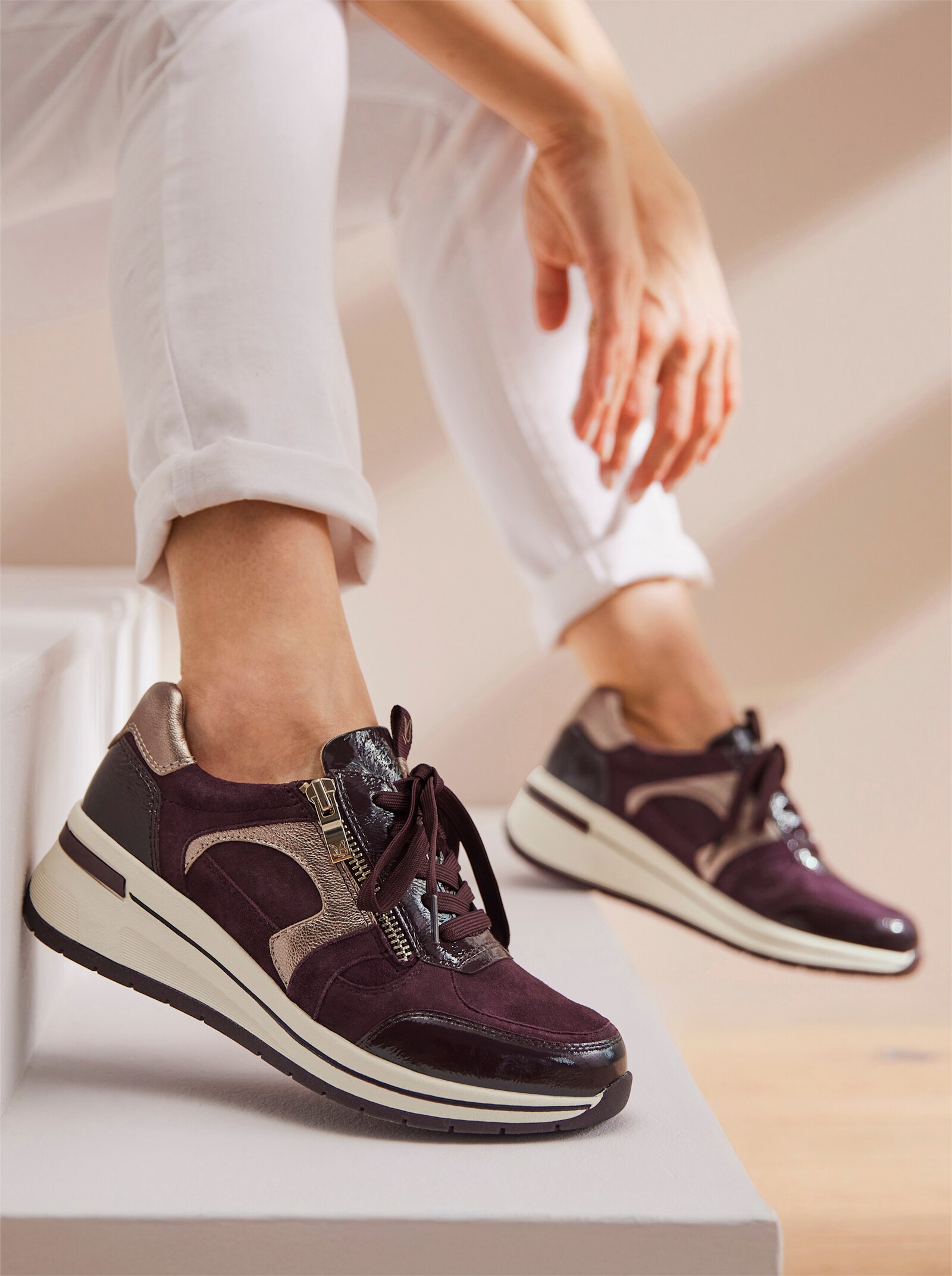 Caprice Sneaker mit kontrastfarbener Sohle, Weite H - bordeaux