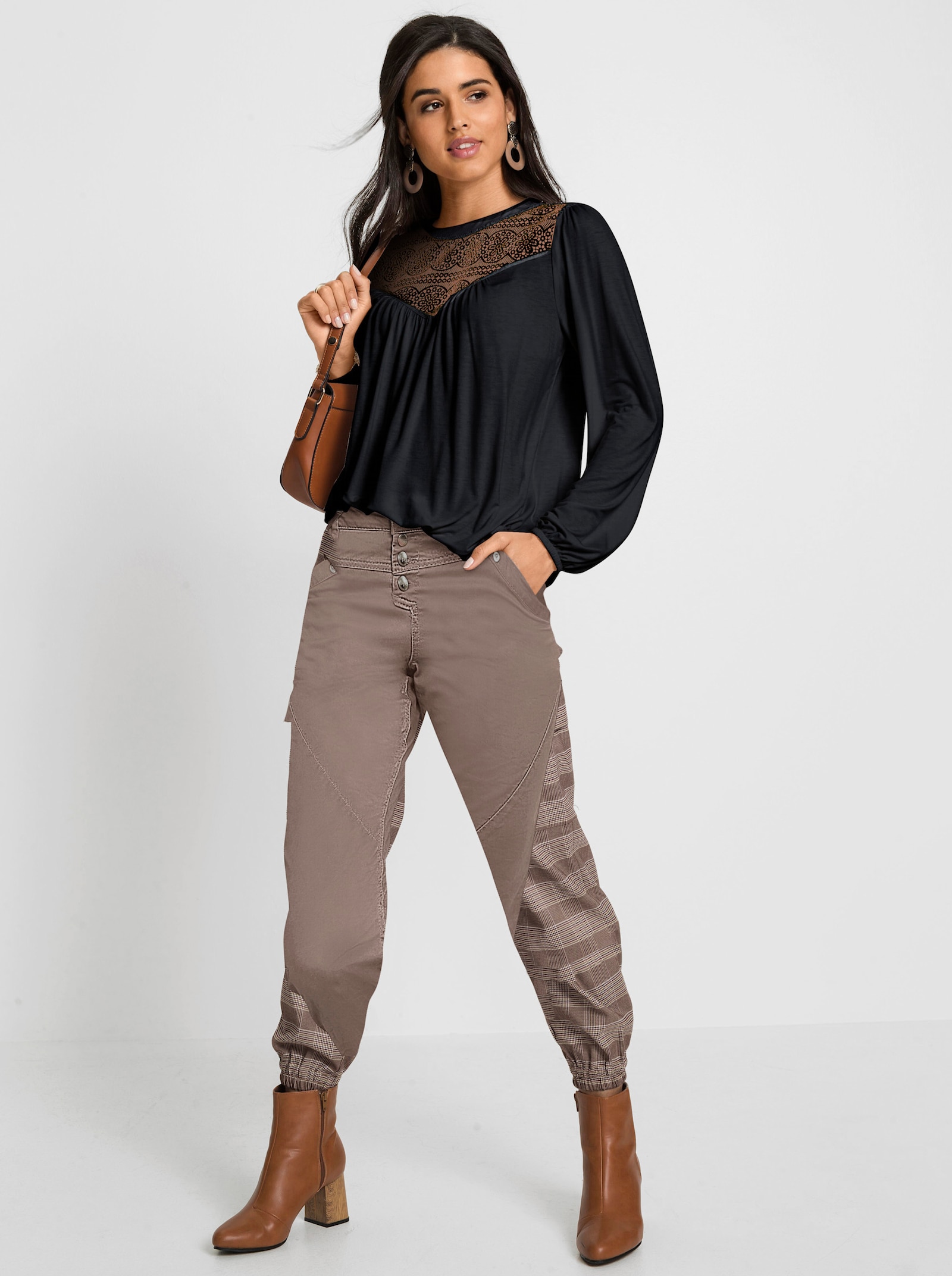 Rundhalsshirt mit Spitze im Vorderteil - schwarz