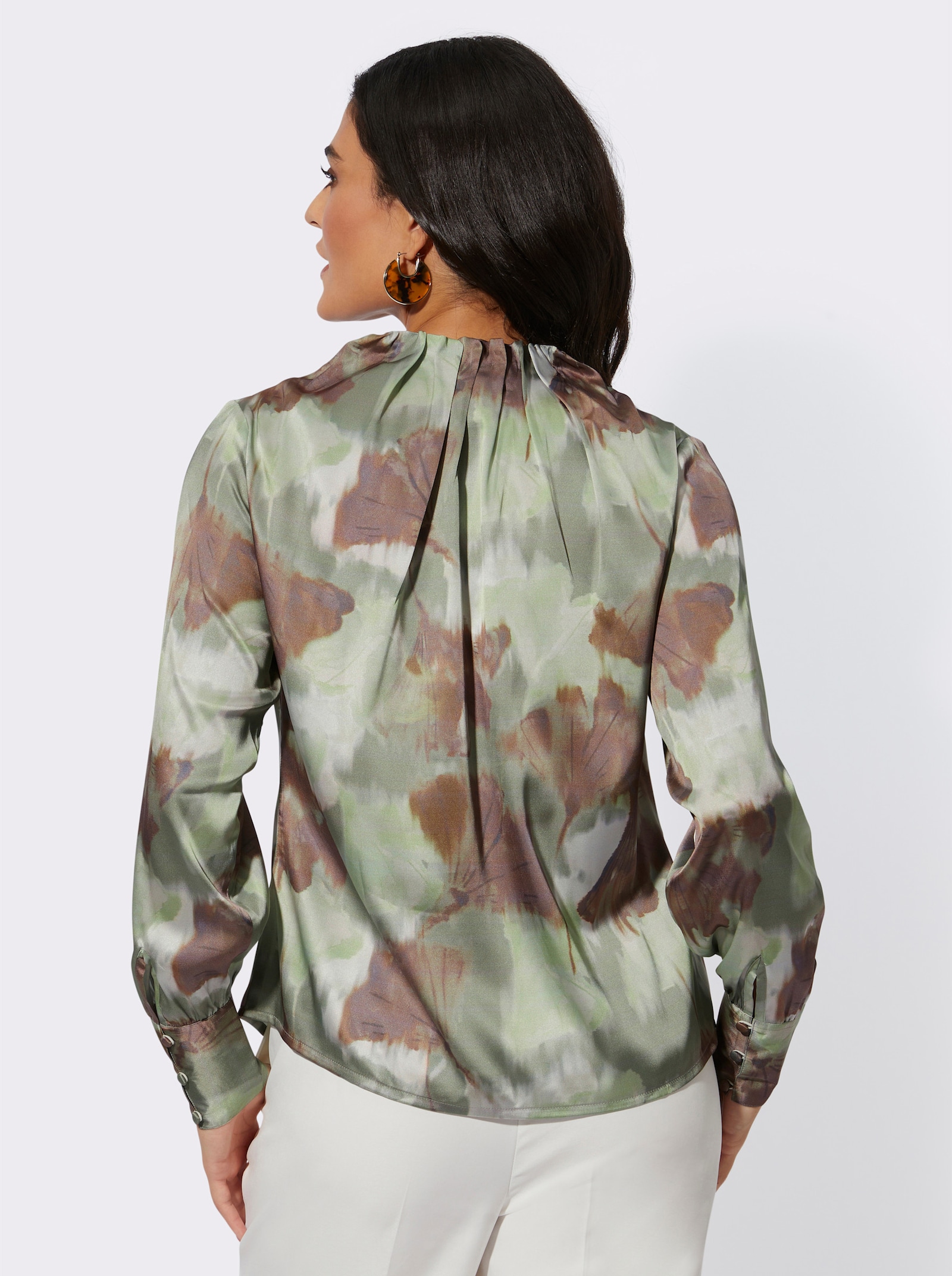 Satijnen blouse met brede knoopmanchetten - kaki/lindegroen bedrukt