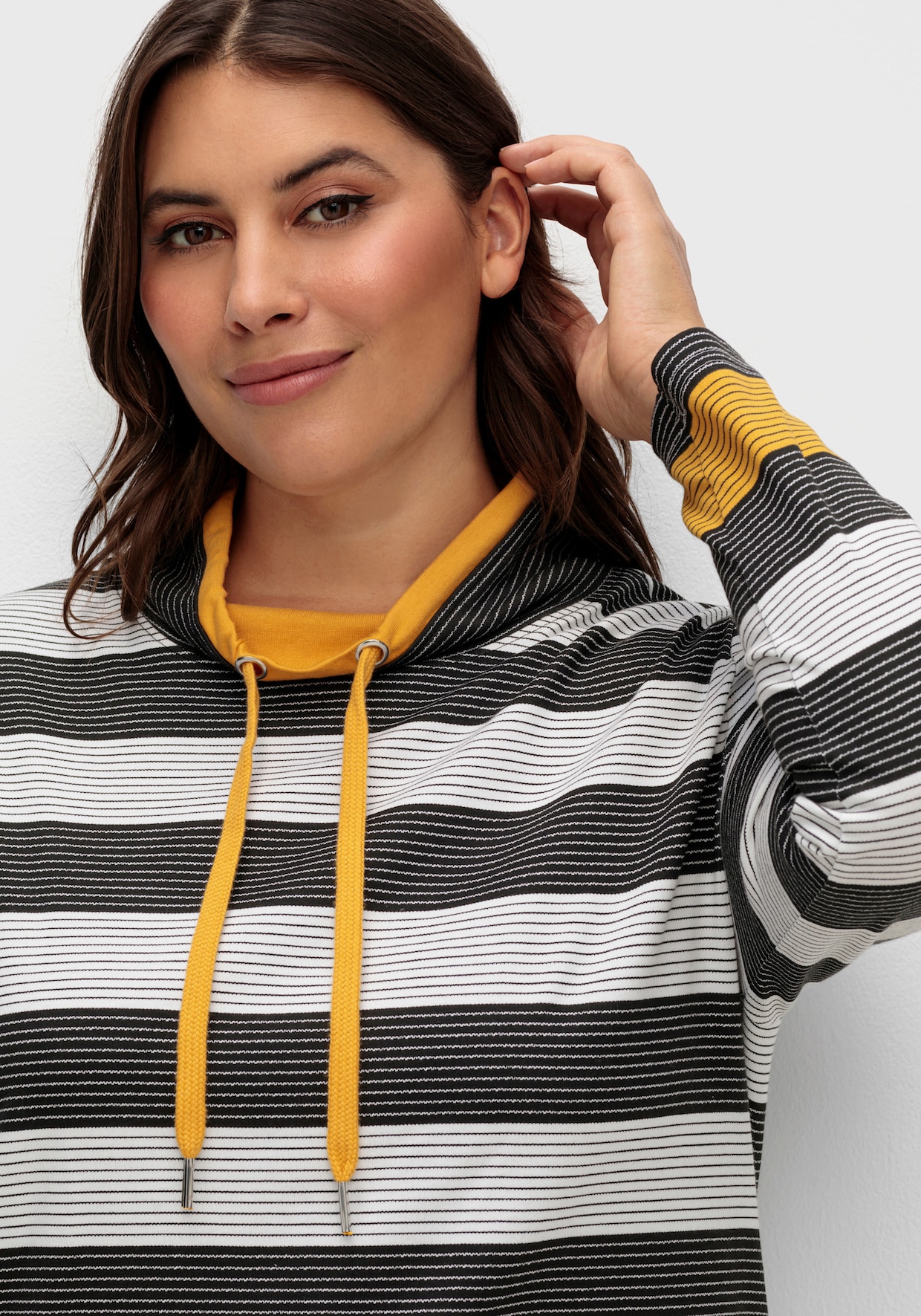 Stehkragenshirt mit weitenregulierbarem Kragen - ocker-schwarz-geringelt