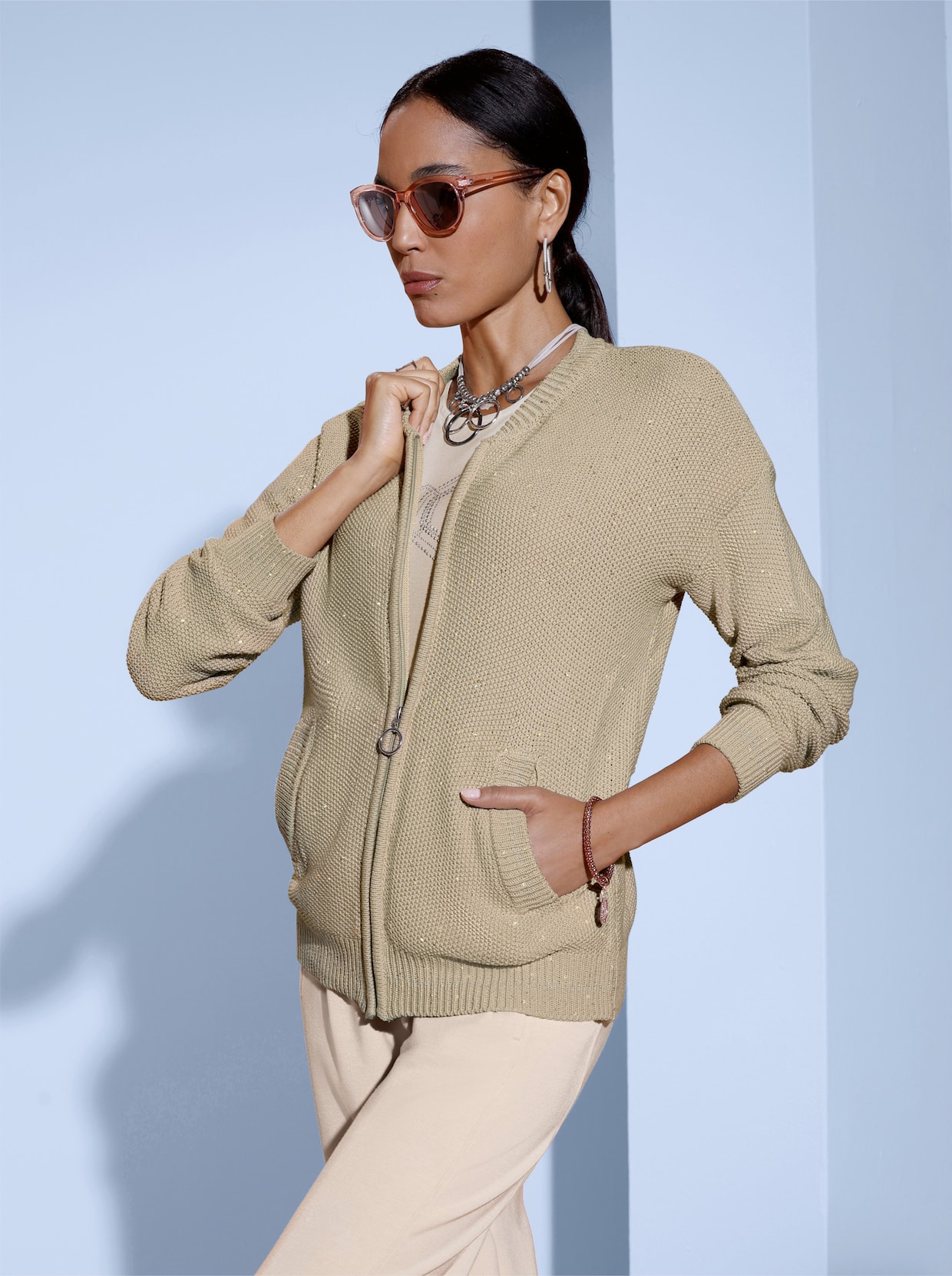 Strickjacke mit Glanzgarn und Pailletten - sand