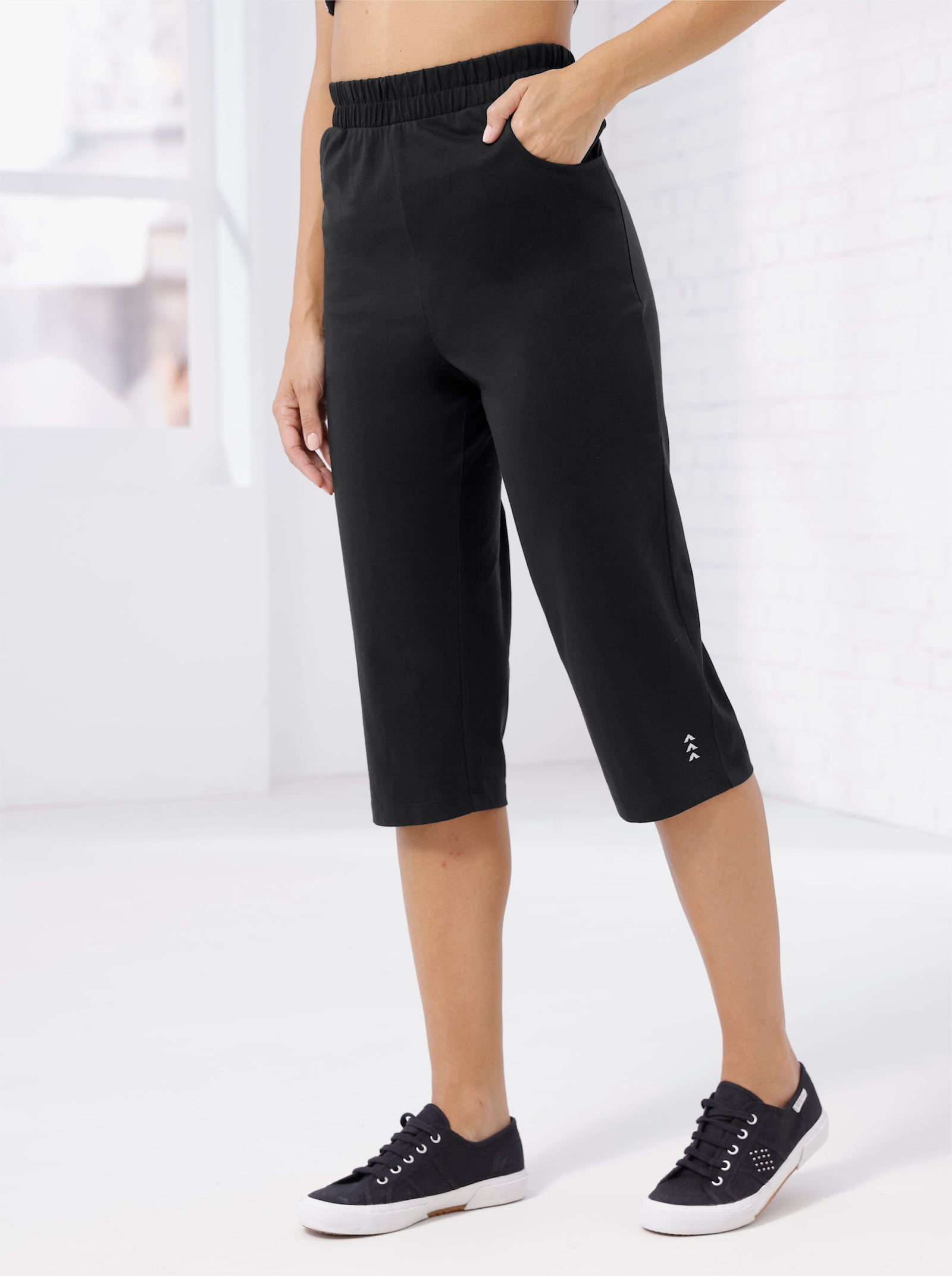 Capri kalhoty s lesklou výšivkou - černá