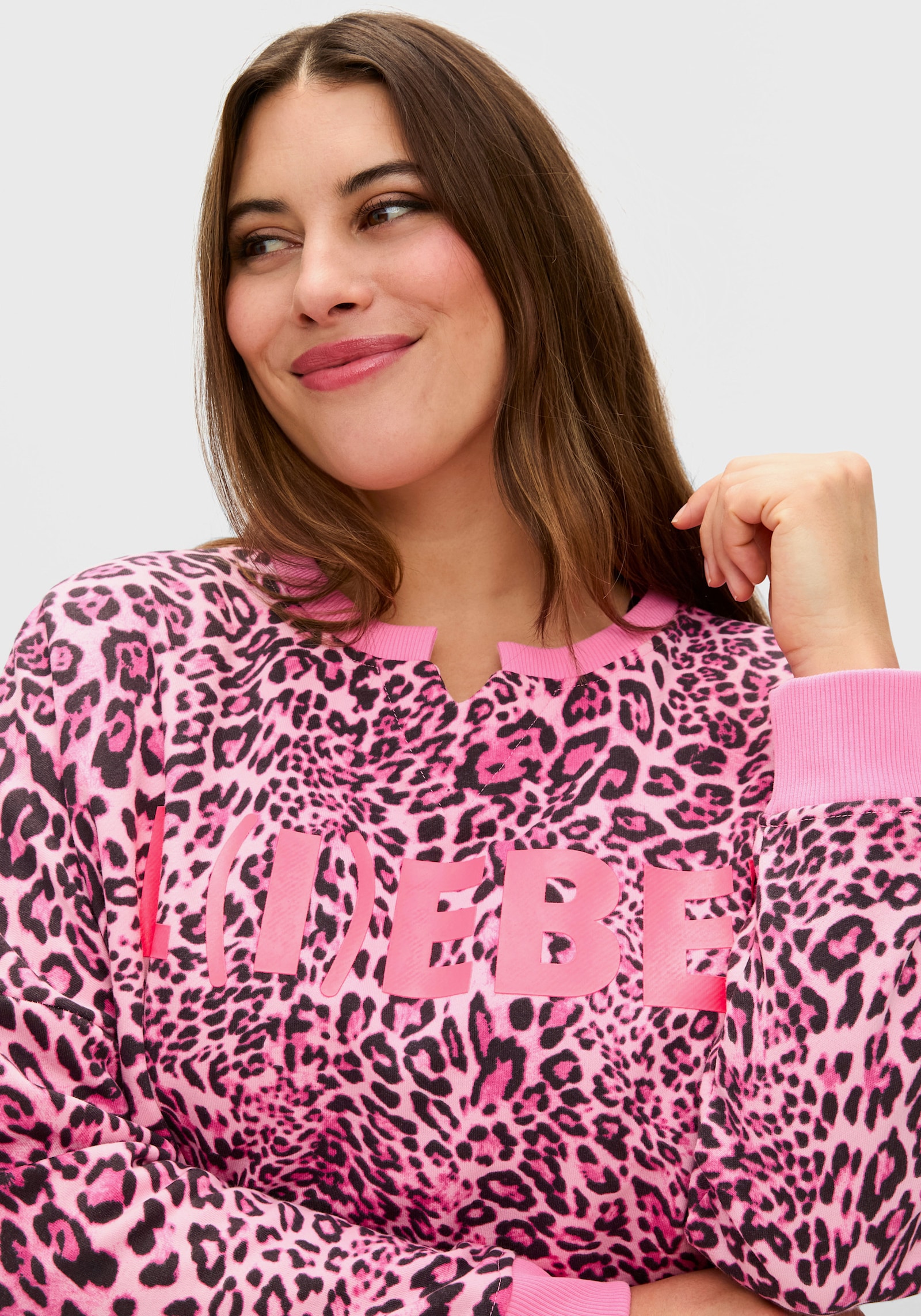 sheego loves miss goodlife Sweatshirt im Leoprint, mit Frontdruck - pink gemustert