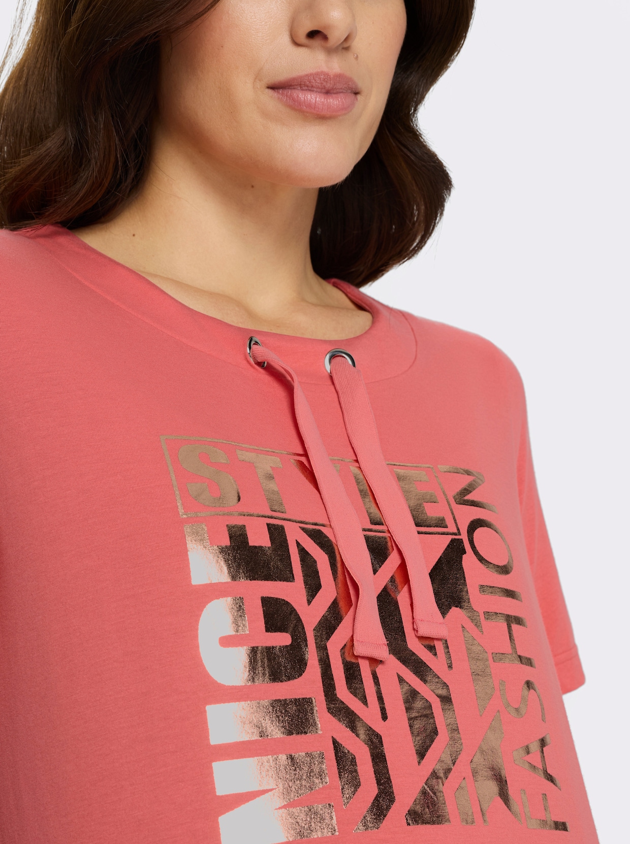 Kurzarmshirt mit glänzendem Druckmuster - koralle