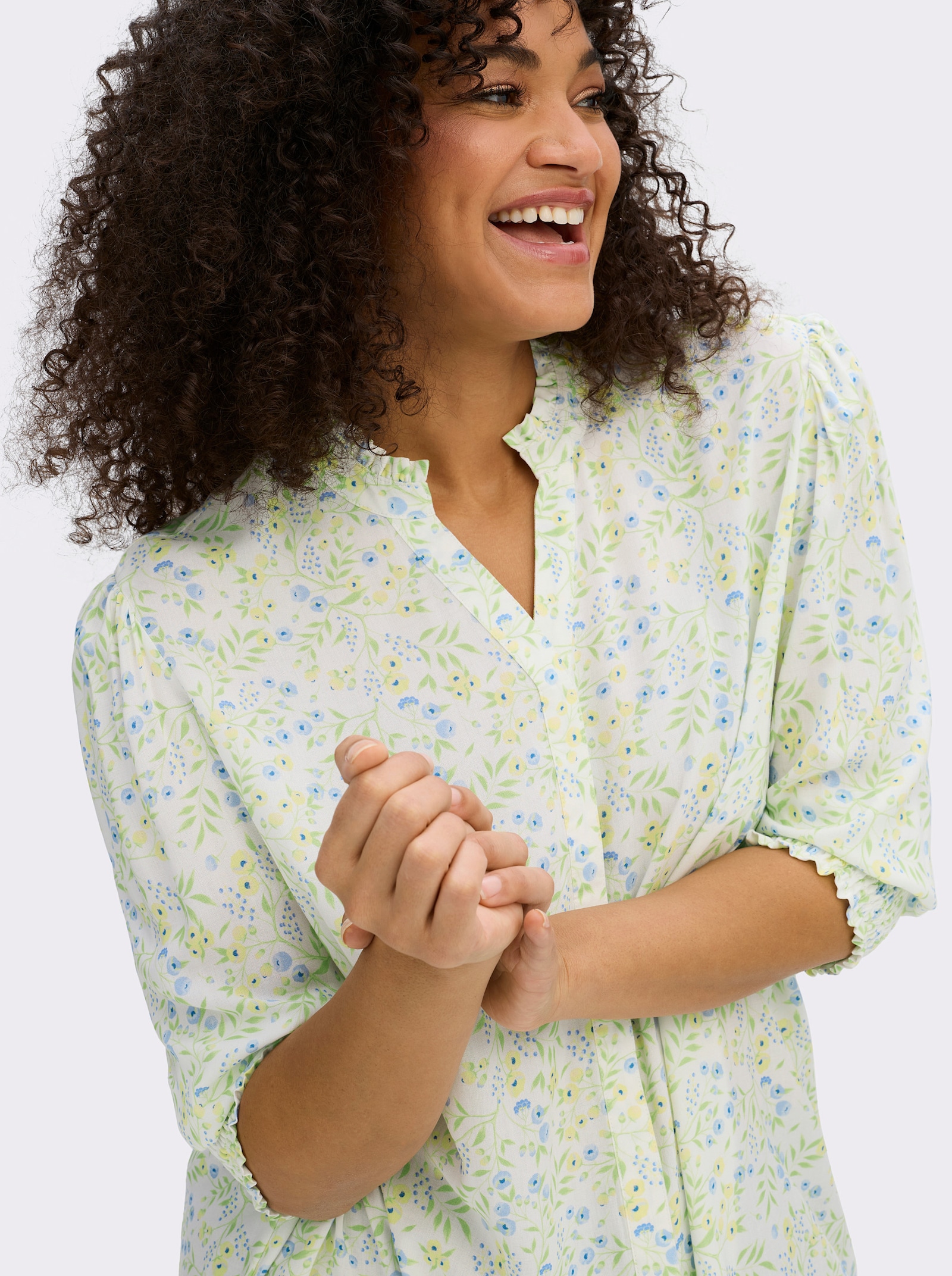 sheego Bluse mit Stehkragen und Smokbund am Ärmel - ecru-eisblau-gemustert