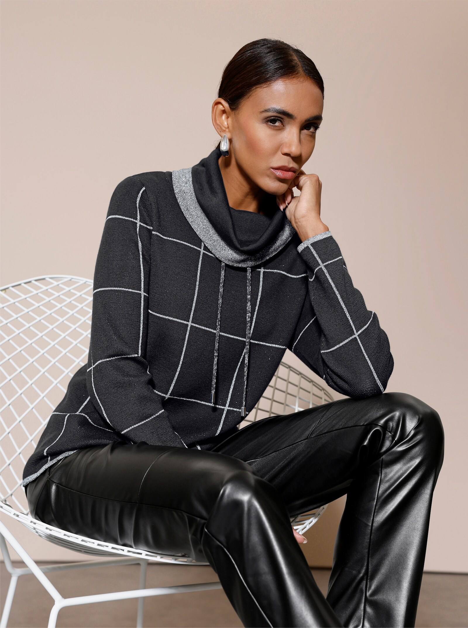 Jacquard-Pullover mit weitenregulierbarem Rollkragen - schwarz-silberfarben