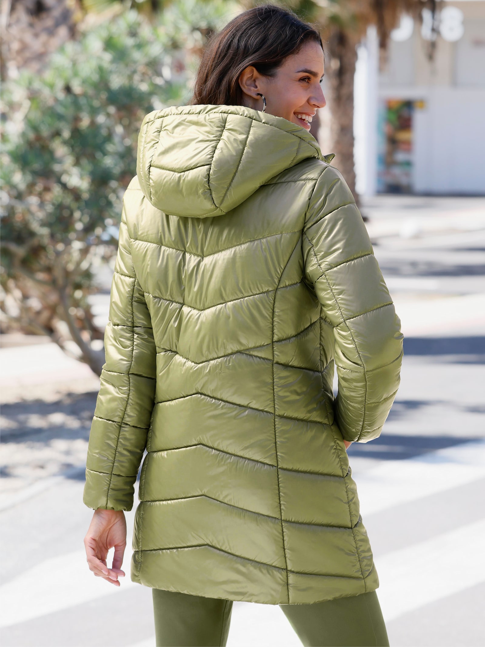 Dlouhá bunda s prošívaným vzorem - rákosová