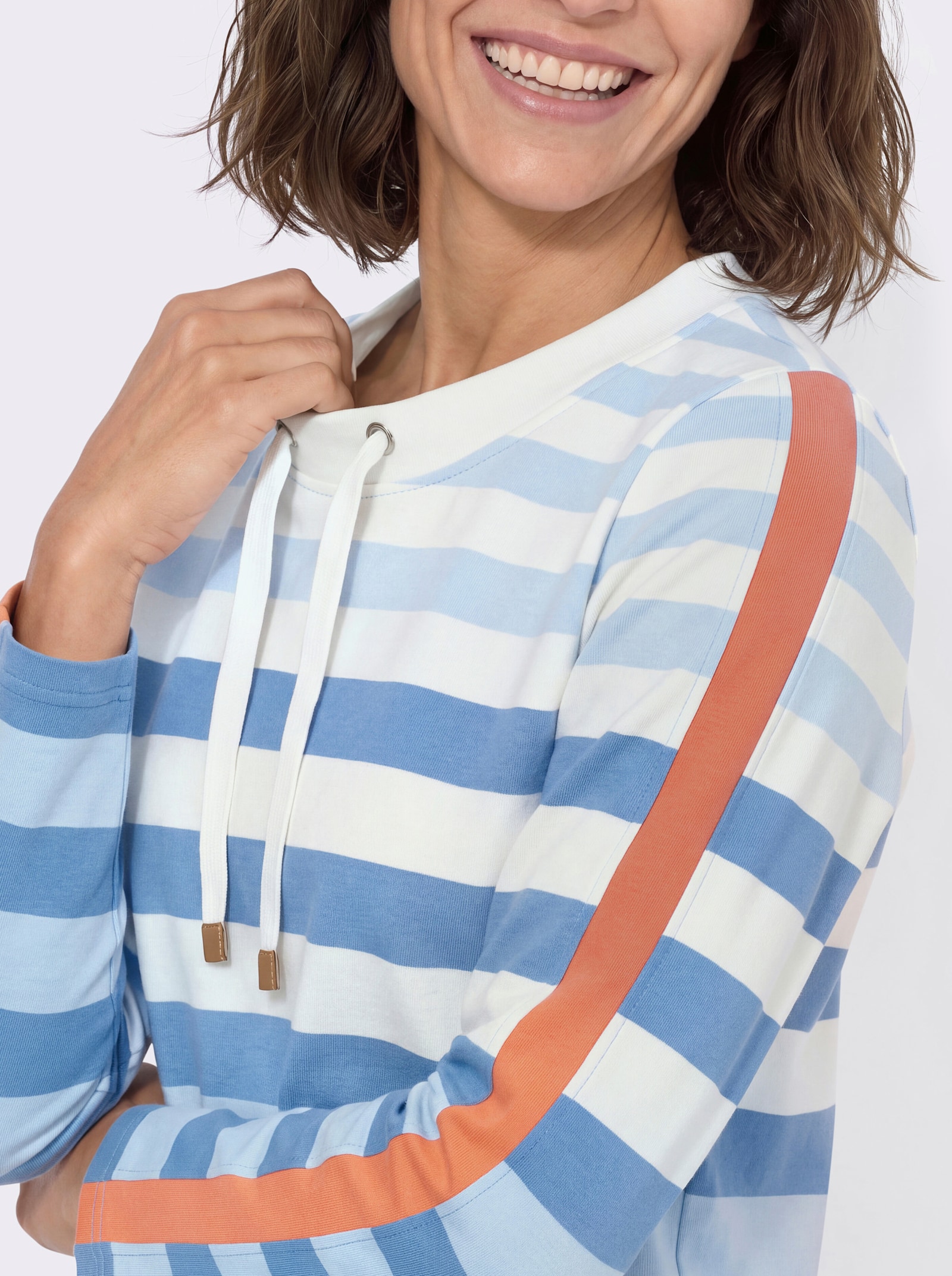 Sweatshirt mit Ringeln und Kontrast-Details - mittelblau-ecru-geringelt