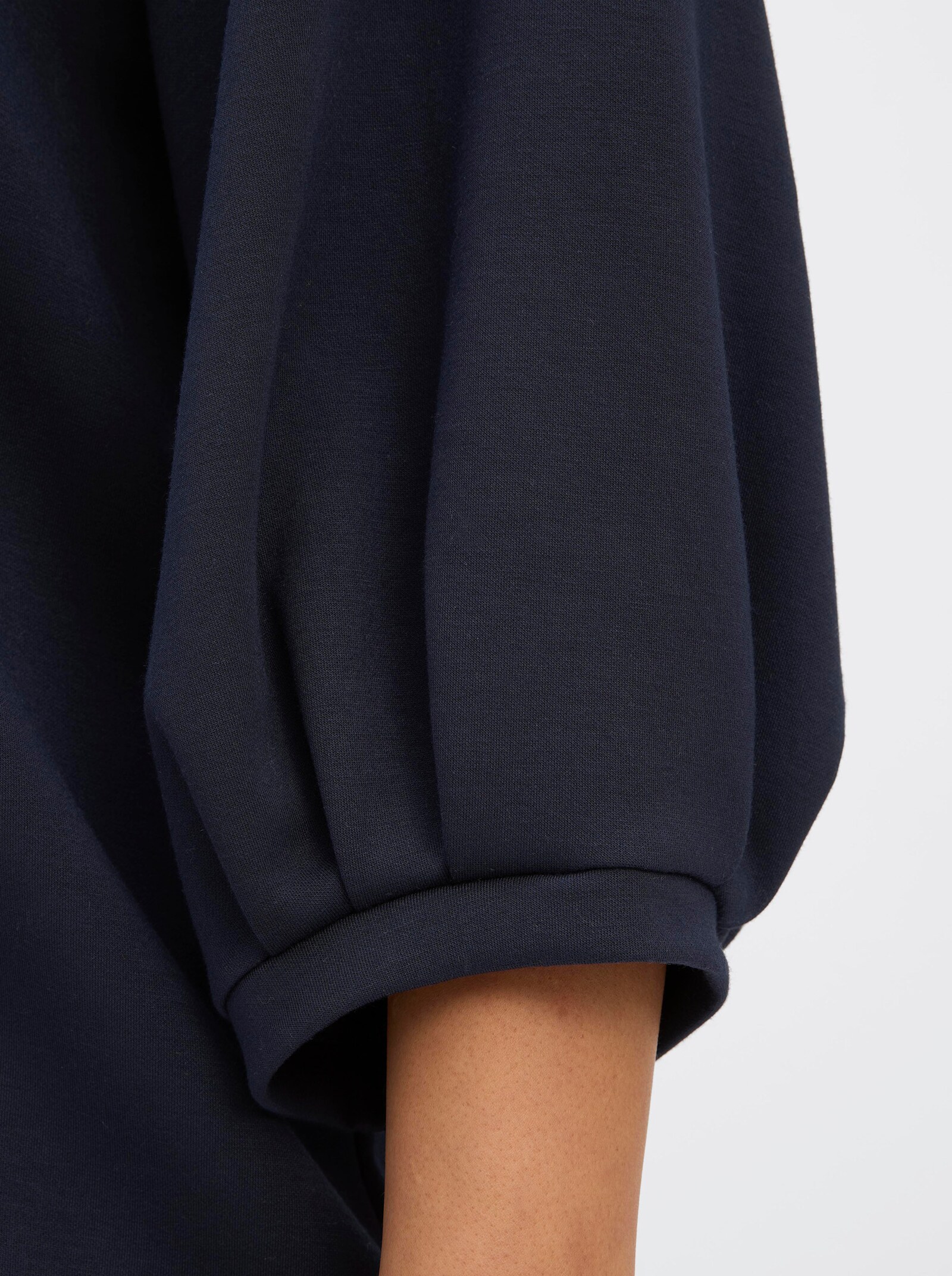 sheego Sweatshirt mit Frontprint und Häkelblumen - tiefblau-eisblau-bedruckt