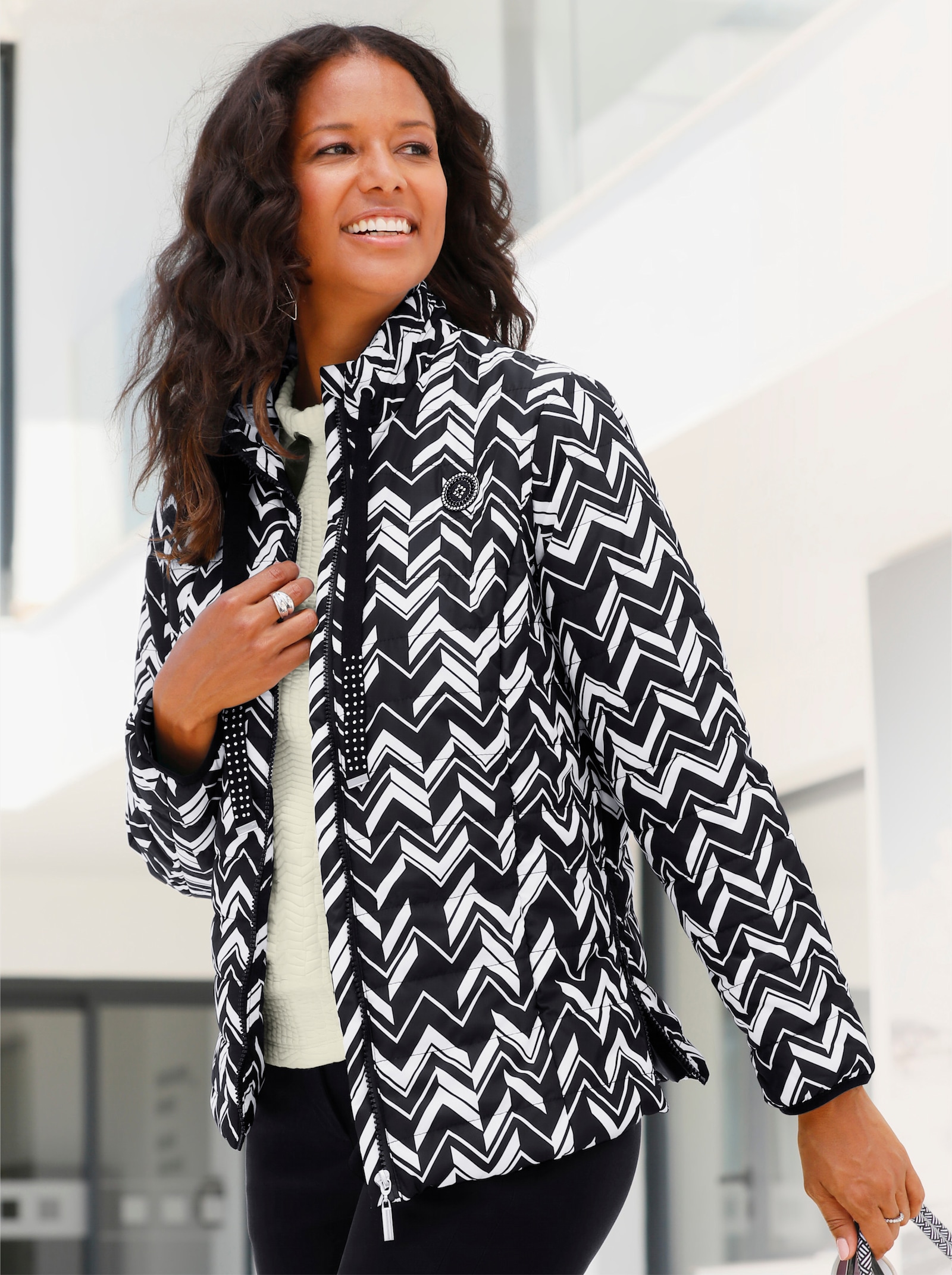 Steppjacke mit Reißverschluss an den Seitenschlitzen - schwarz-weiß-bedruckt