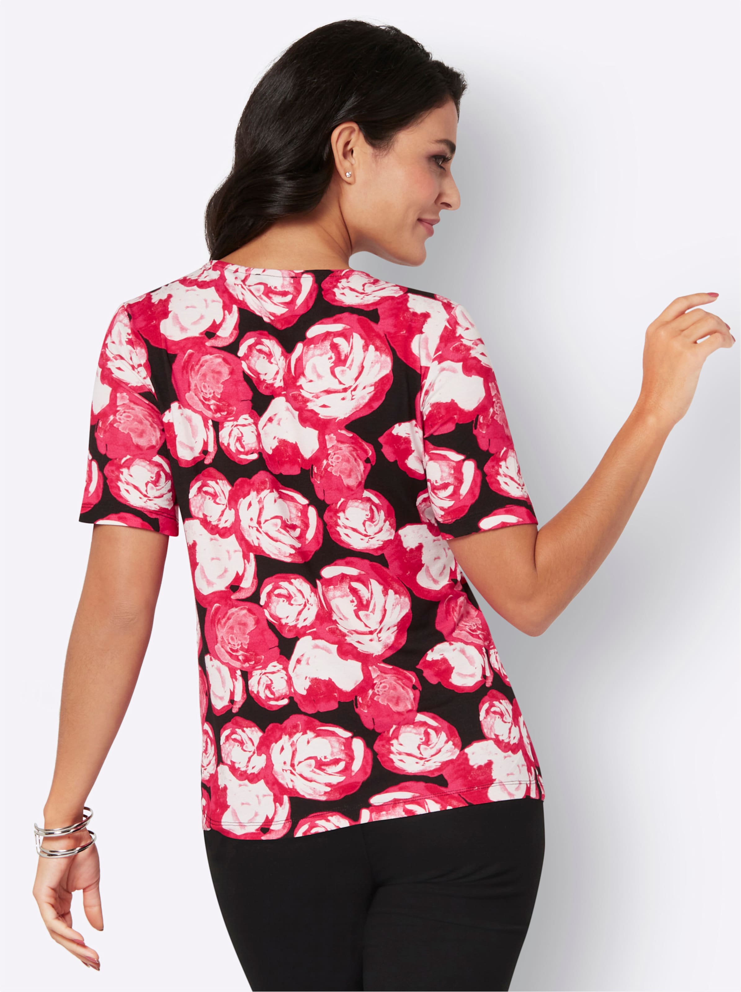 Shirt I günstig Kaufen-Shirt in schwarz-pink-bedruckt von heine. Shirt in schwarz-pink-bedruckt von heine <![CDATA[Der Rundhals-Ausschnitt mit raffiniertem Cut-Out-Detail und edlen Zierperlen sorgt bei diesem Shirt für Begeisterung und betont gekonnt das Dekolleté. Das floral