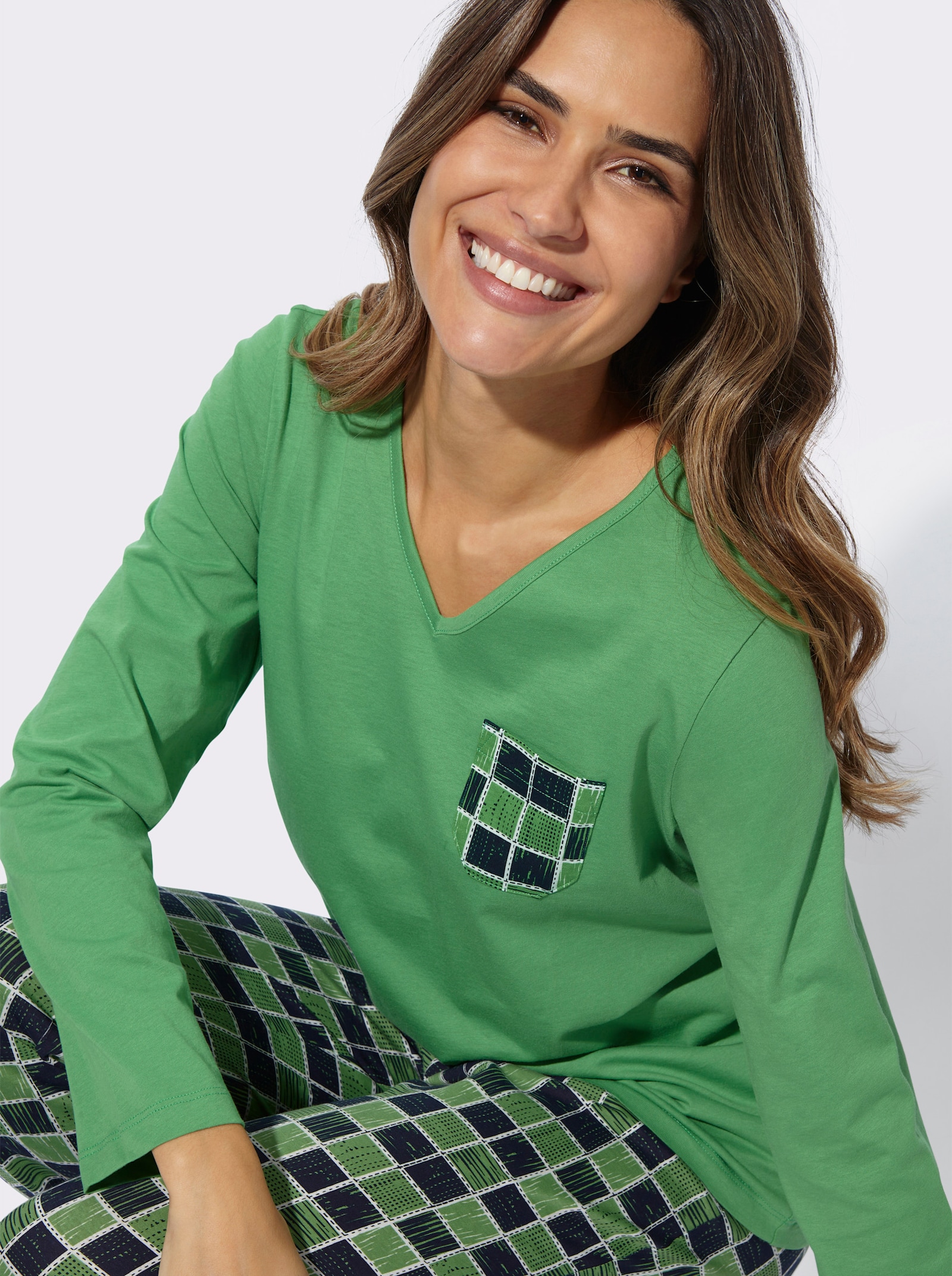 Schlafanzug mit gemusterter Brusttasche - apfel-marine-bedruckt