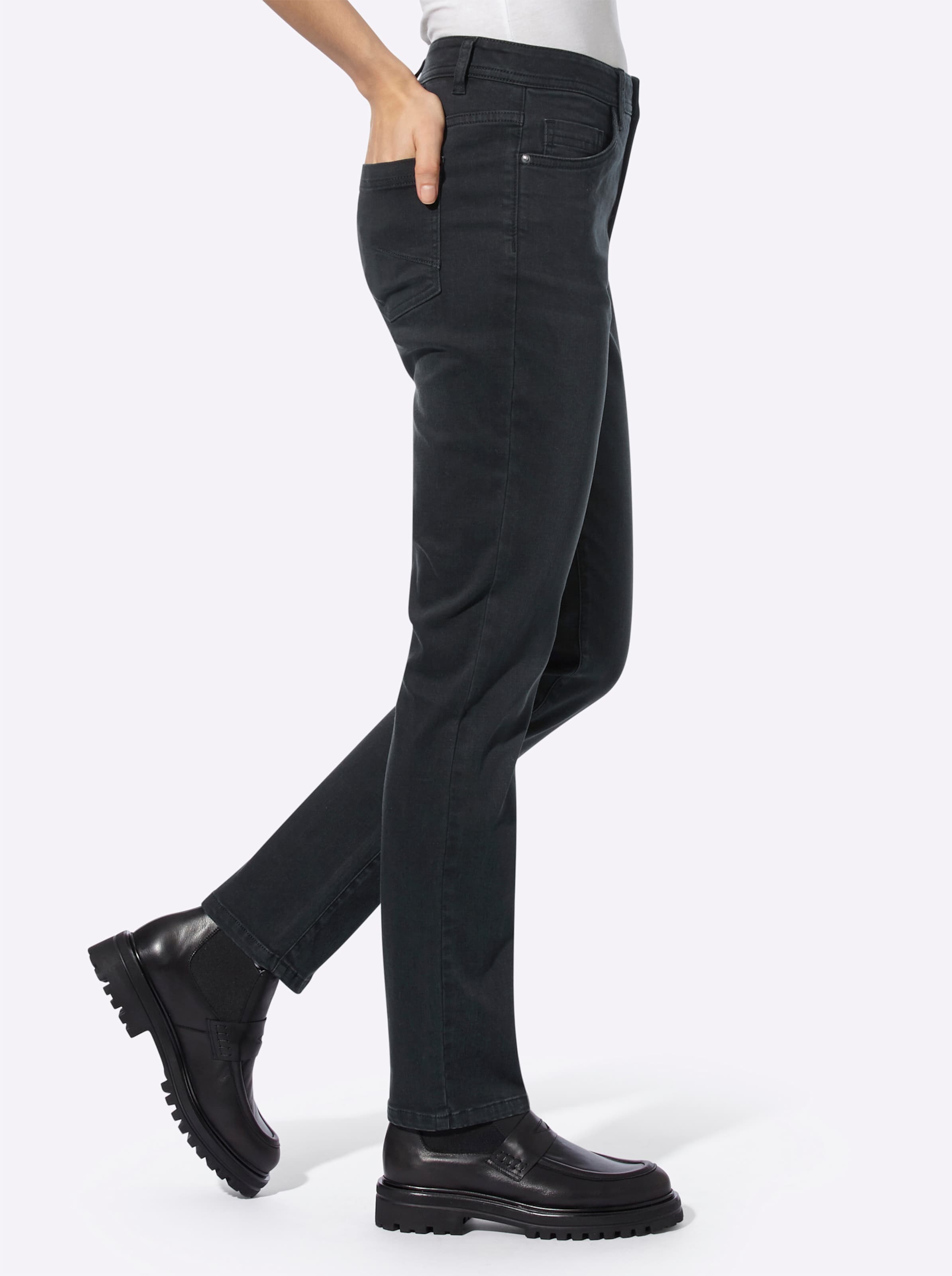 TC CD günstig Kaufen-Jeans in black denim von heine. Jeans in black denim von heine <![CDATA[Jeans Moderne 5-Pockets in hochwertiger Stretch-Qualität mit dezenter Waschung. Mit Zier-Reißverschluss und geradem Bein. Normale Leibhöhe. Regular Fit. Fußweite ca. 34 cm. Unters