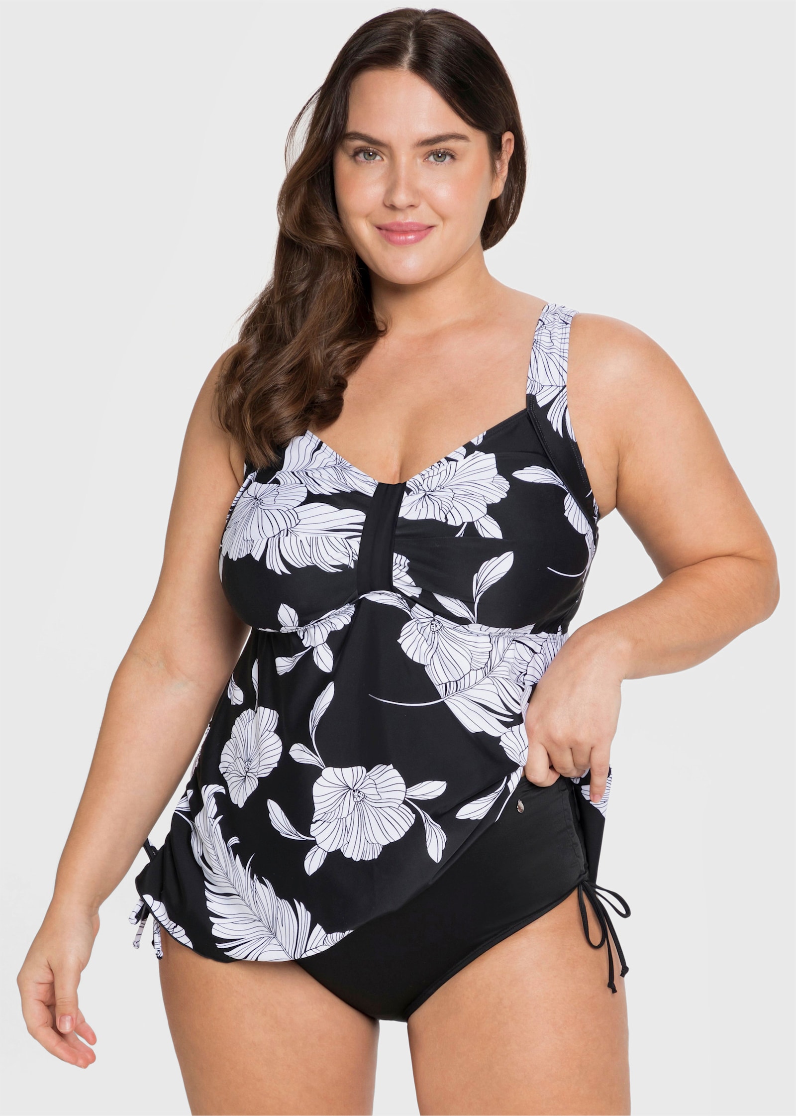 sheego Bikini-Hose mit seitlicher Raffung und Shaping-Effekt - schwarz