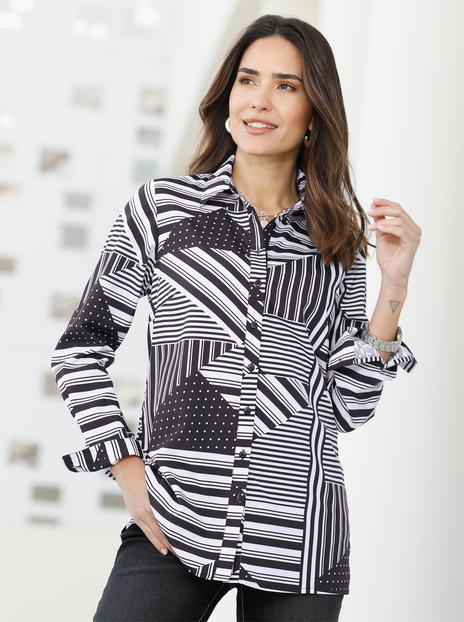 Lange blouse met zijsplitten - wit/zwart geprint