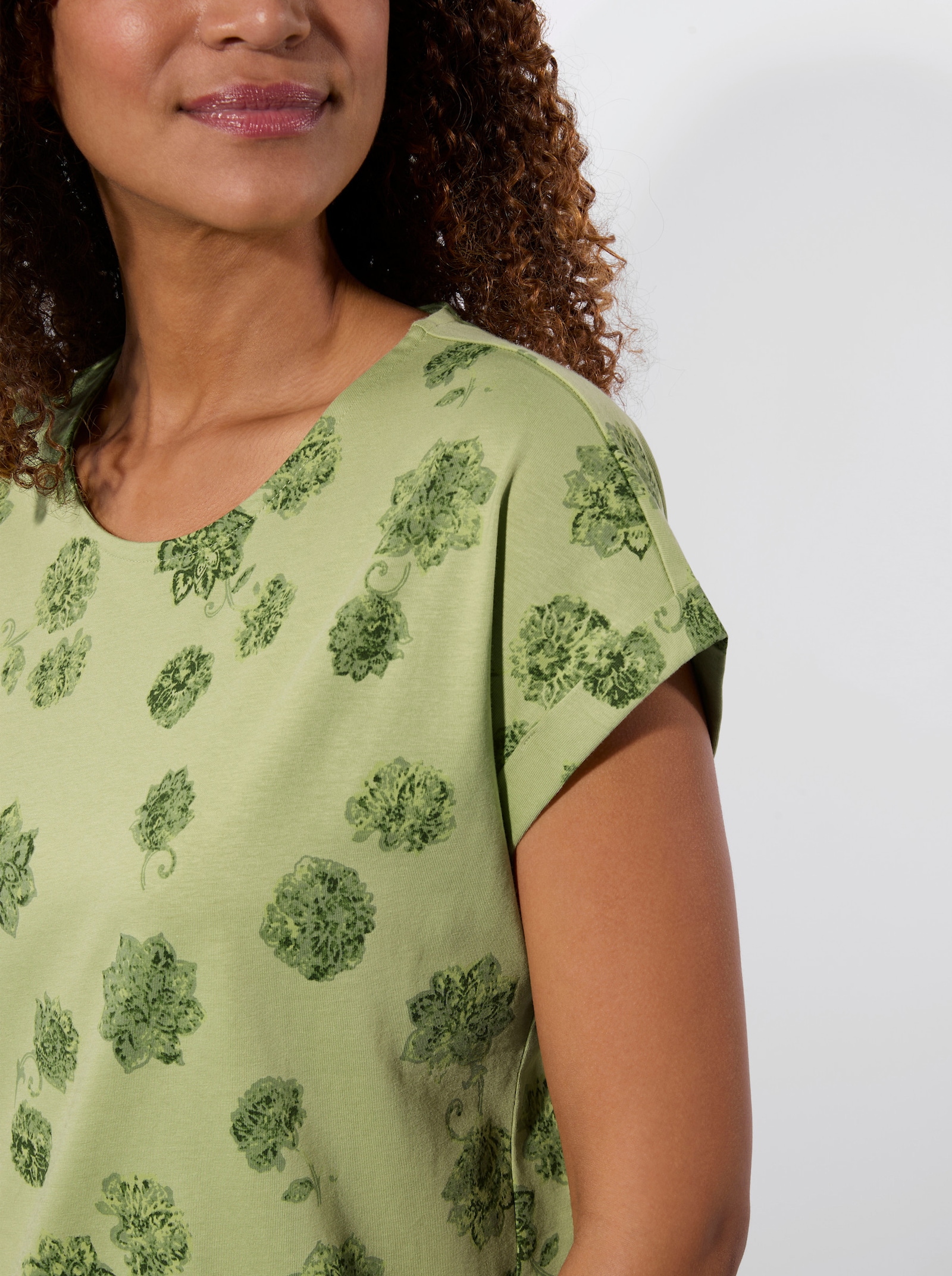 Kurzarmshirt mit Blumen-Dessin - lindgrün-schilf-bedruckt
