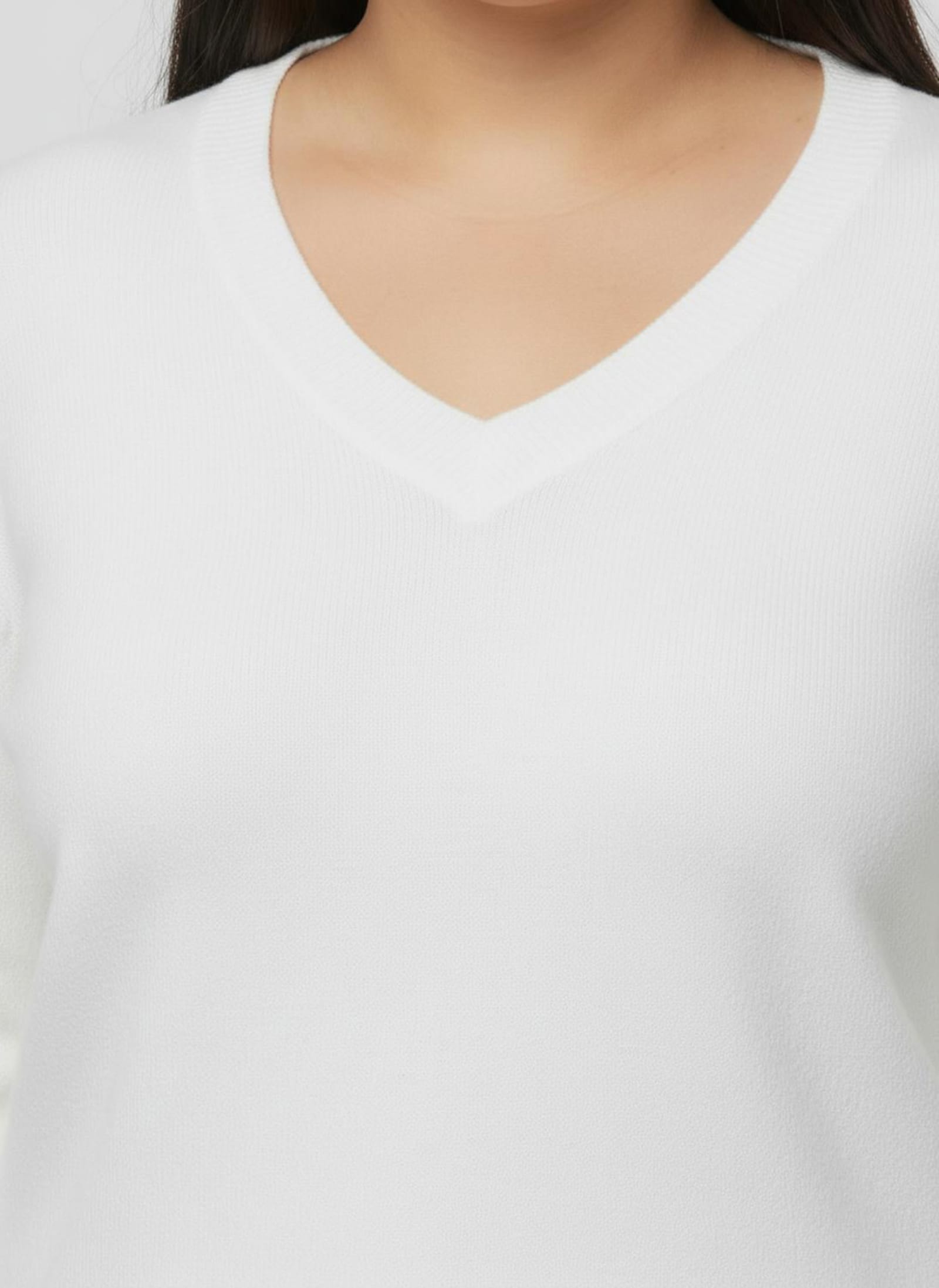 V-Ausschnitt-Pullover aus Feinstrick - ecru