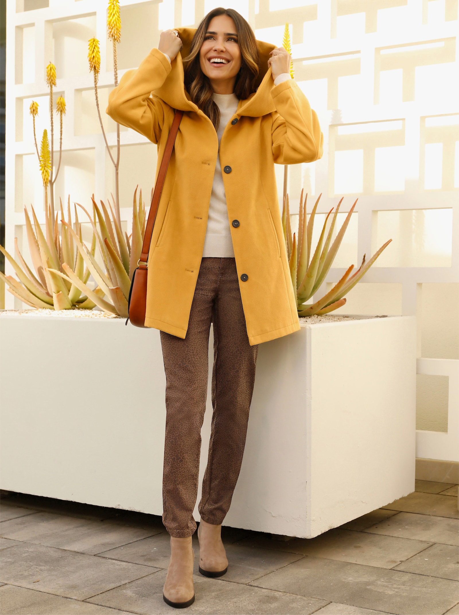 Jacke mit großer Kapuze - ocker