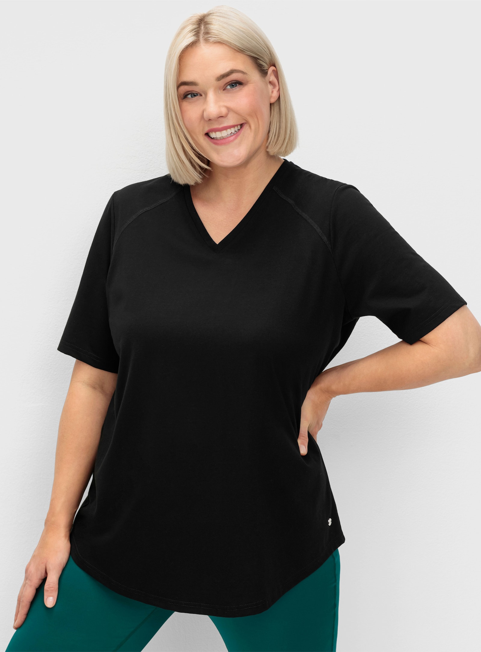 sheego Funktionsshirt mit V-Ausschnitt - schwarz