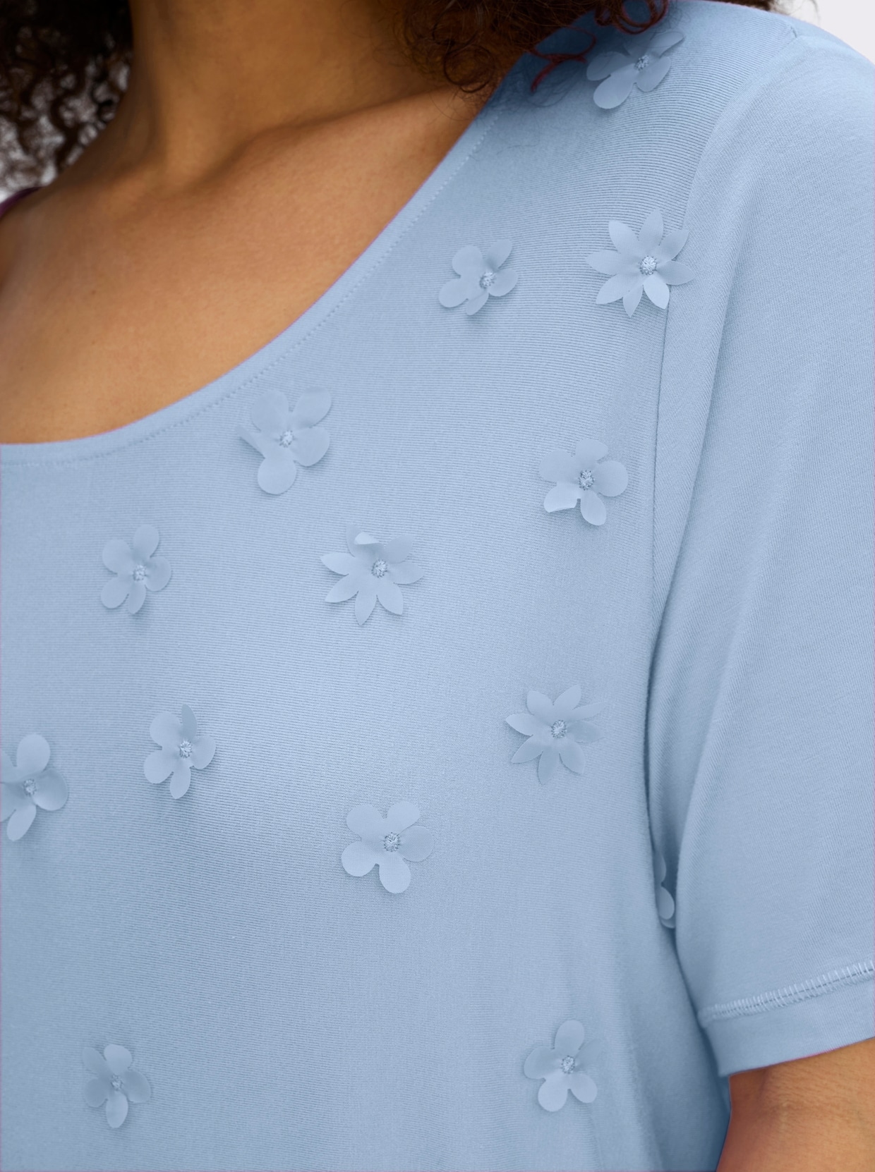 sheego Shirt mit 3D-Blütenapplikationen - eisblau