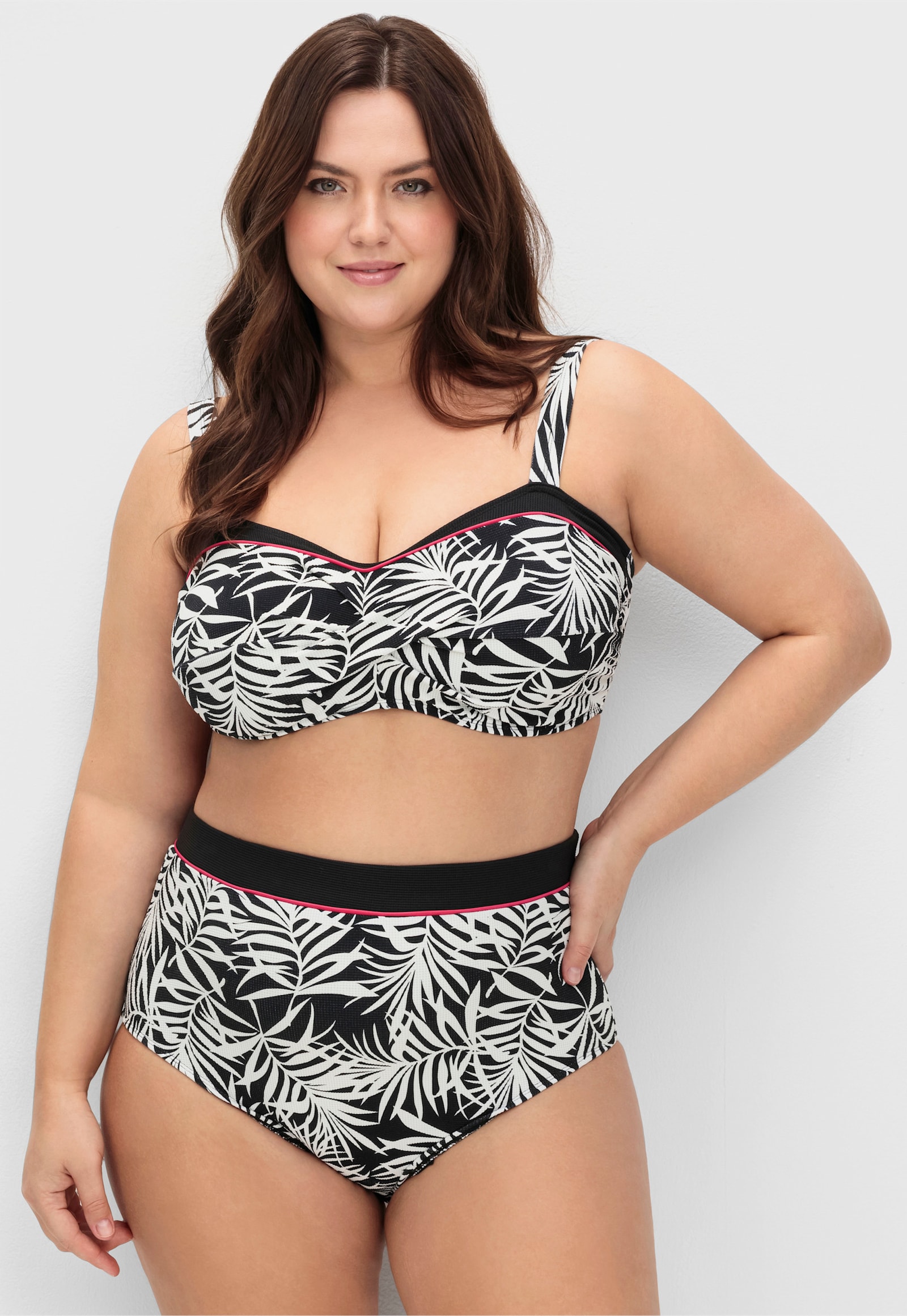 sheego Bas de maillot de bain avec imprimé feuilles et effet modelant - noir imprimé