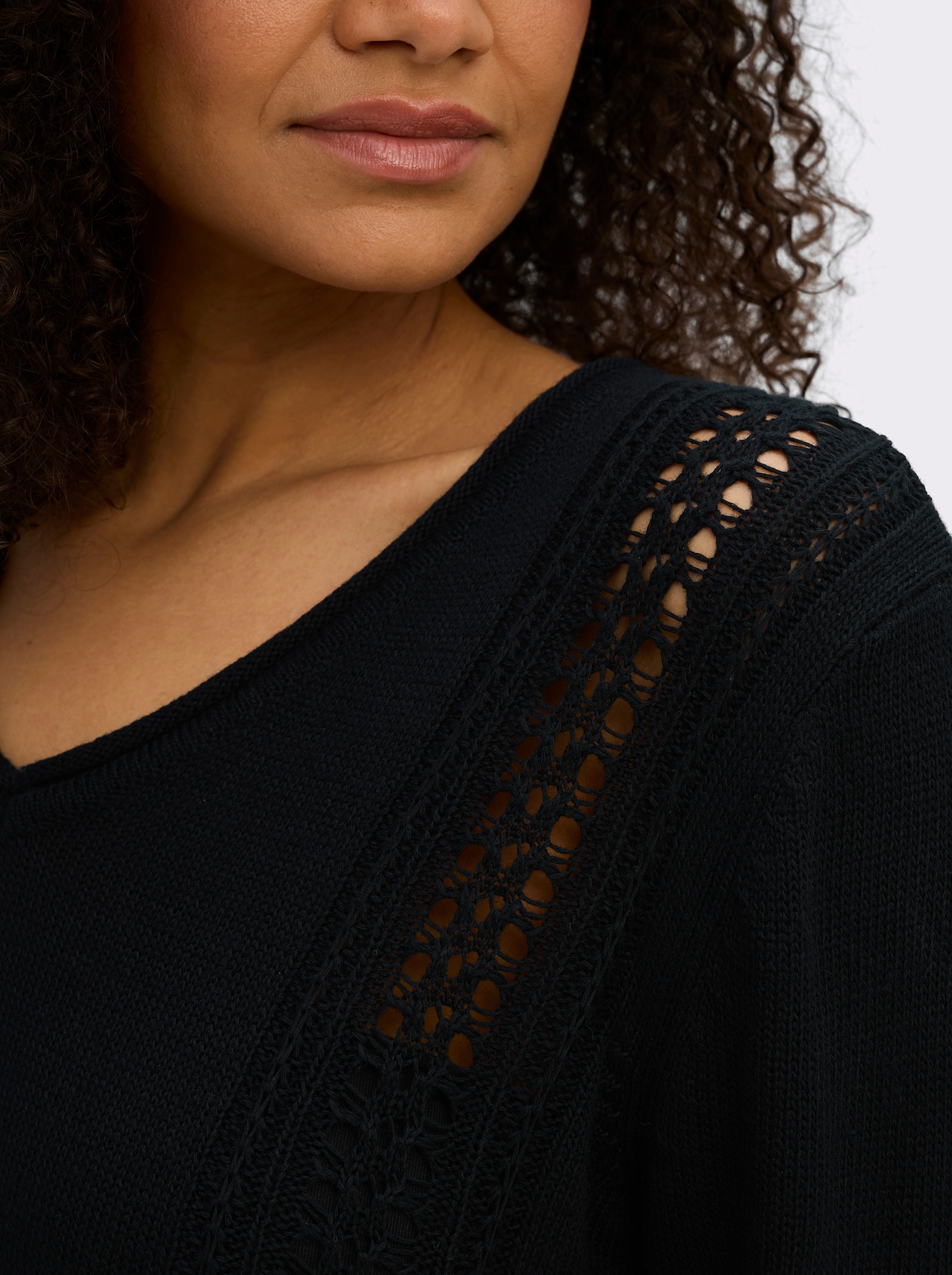 sheego Ajourpullover met details met kabelpatroon - zwart