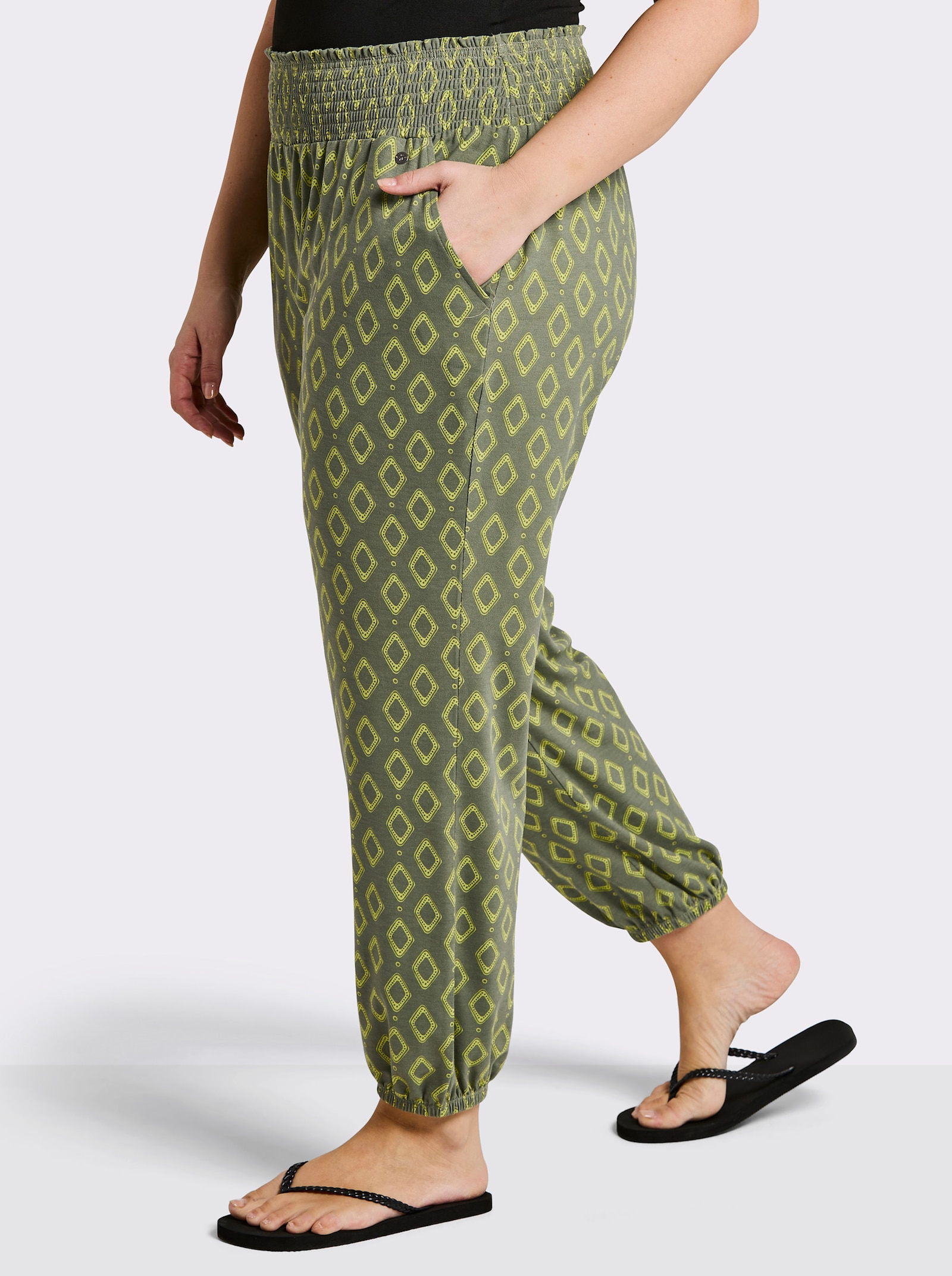sheego Jogpants met print rondom - kaki gedessineerd