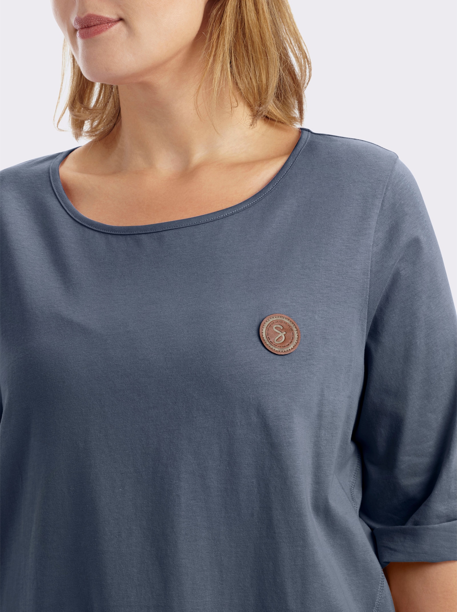 sheego Lang shirt in camouflerende A-lijn - rookblauw