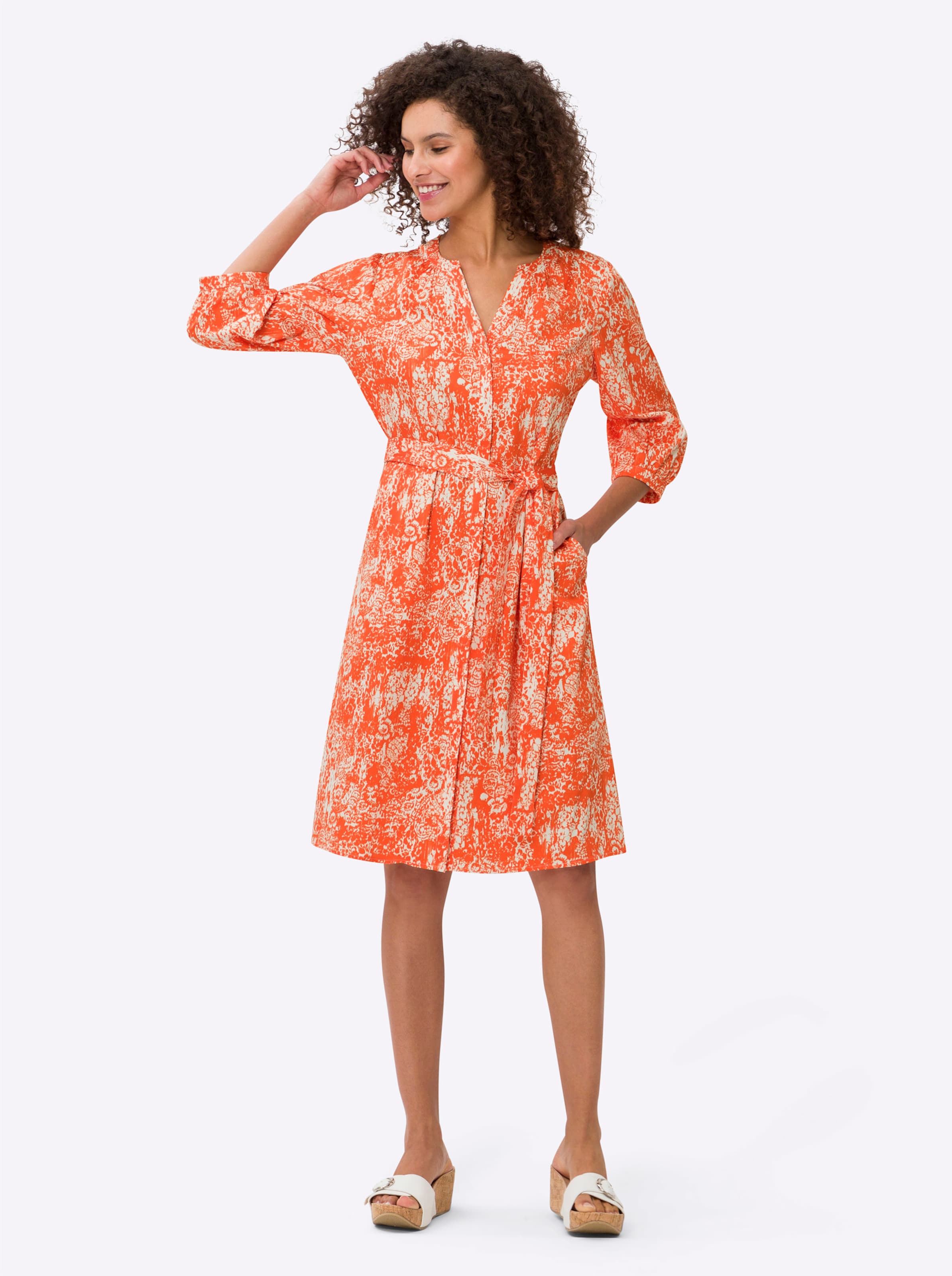 LS Run günstig Kaufen-Druck-Kleid in orange-ecru-bedruckt von heine. Druck-Kleid in orange-ecru-bedruckt von heine <![CDATA[Druck-Kleid Blickfang in angenehm leichter Baumwoll-Elasthan-Qualität mit modernem Print-Dessin. Rundhals-Ausschnitt mit offenem V und durchgehender ver