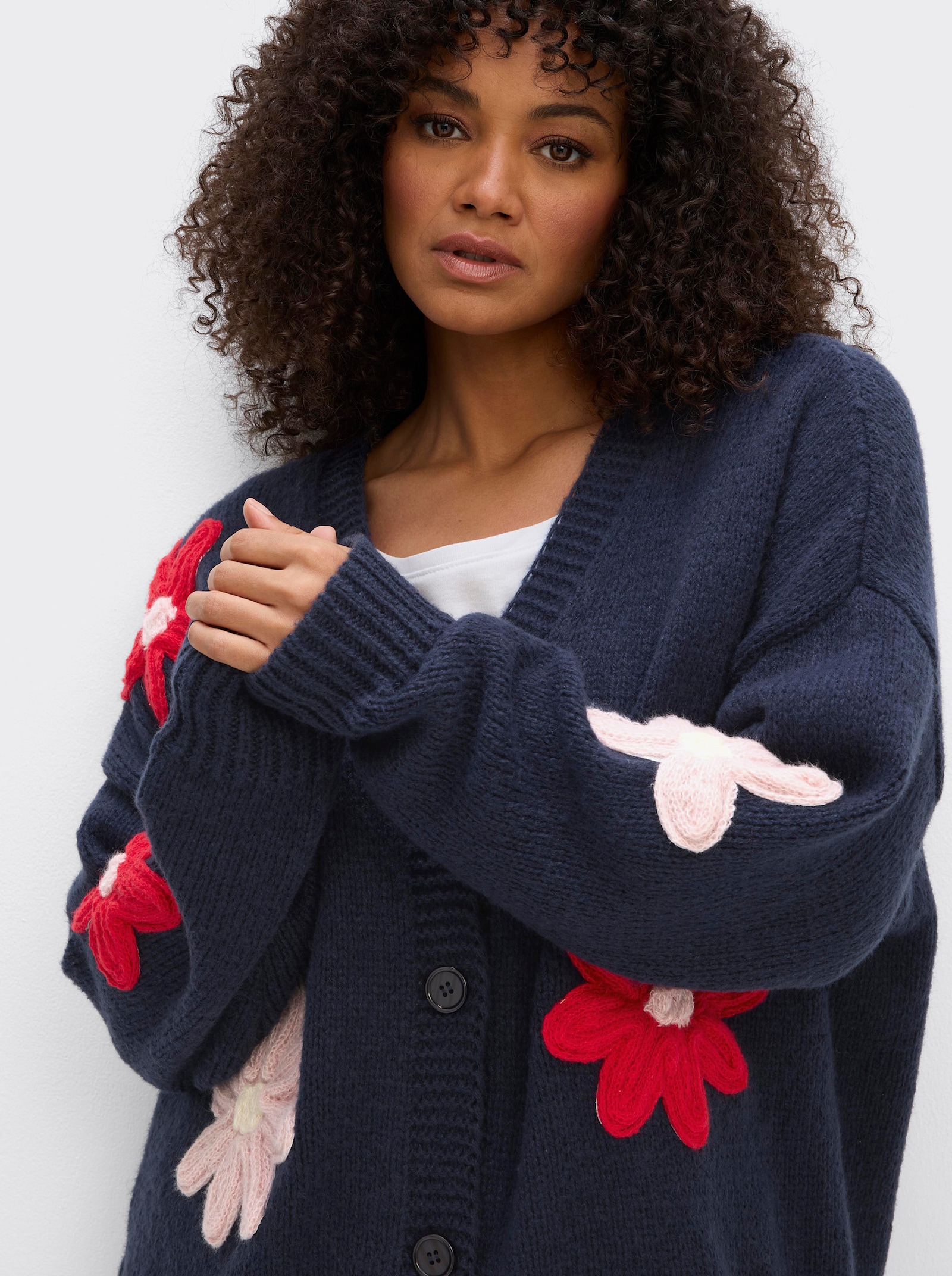 sheego by Joe Browns Strickjacke mit aufgesetzten Blüten - tiefblau-ecru