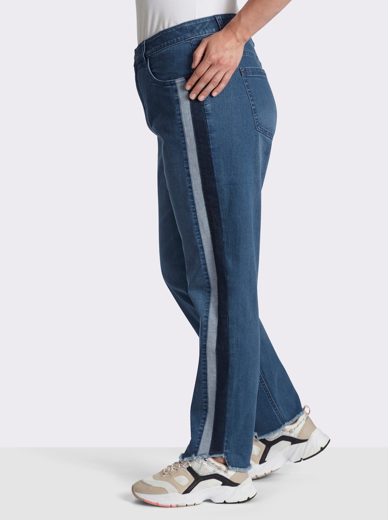 sheego Jeans mit Kontrasteinsatz und Fransensaum - blue-stone-washed