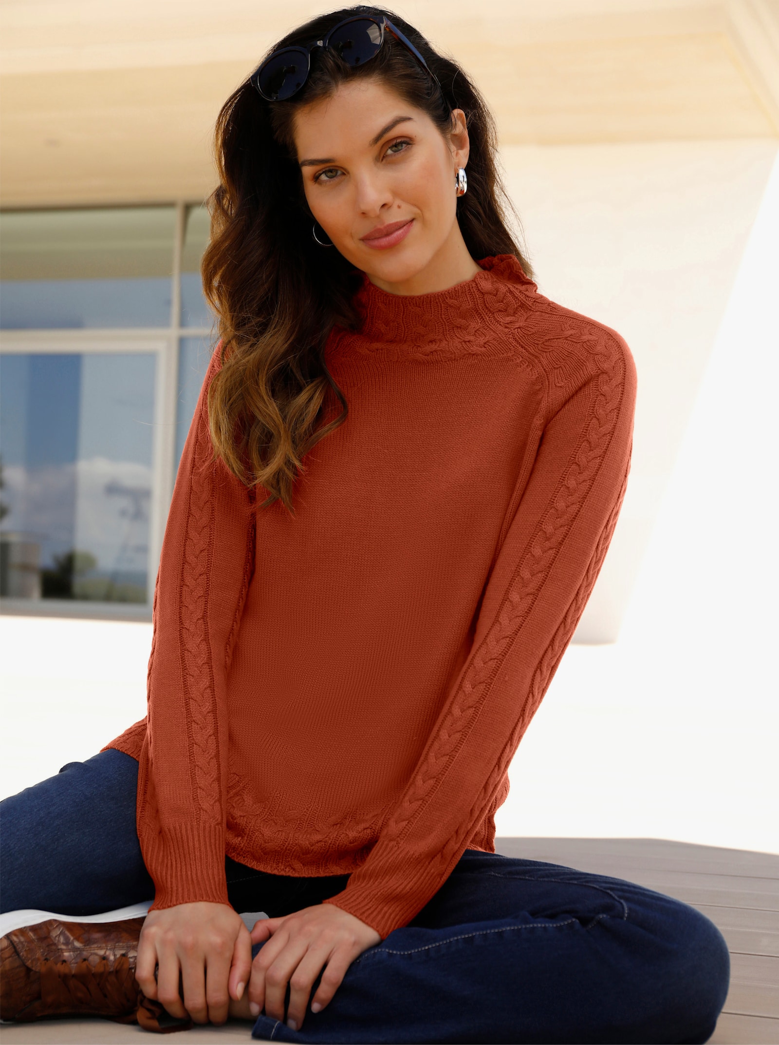 Stehkragenpullover mit Zopfstrick-Muster - rostrot