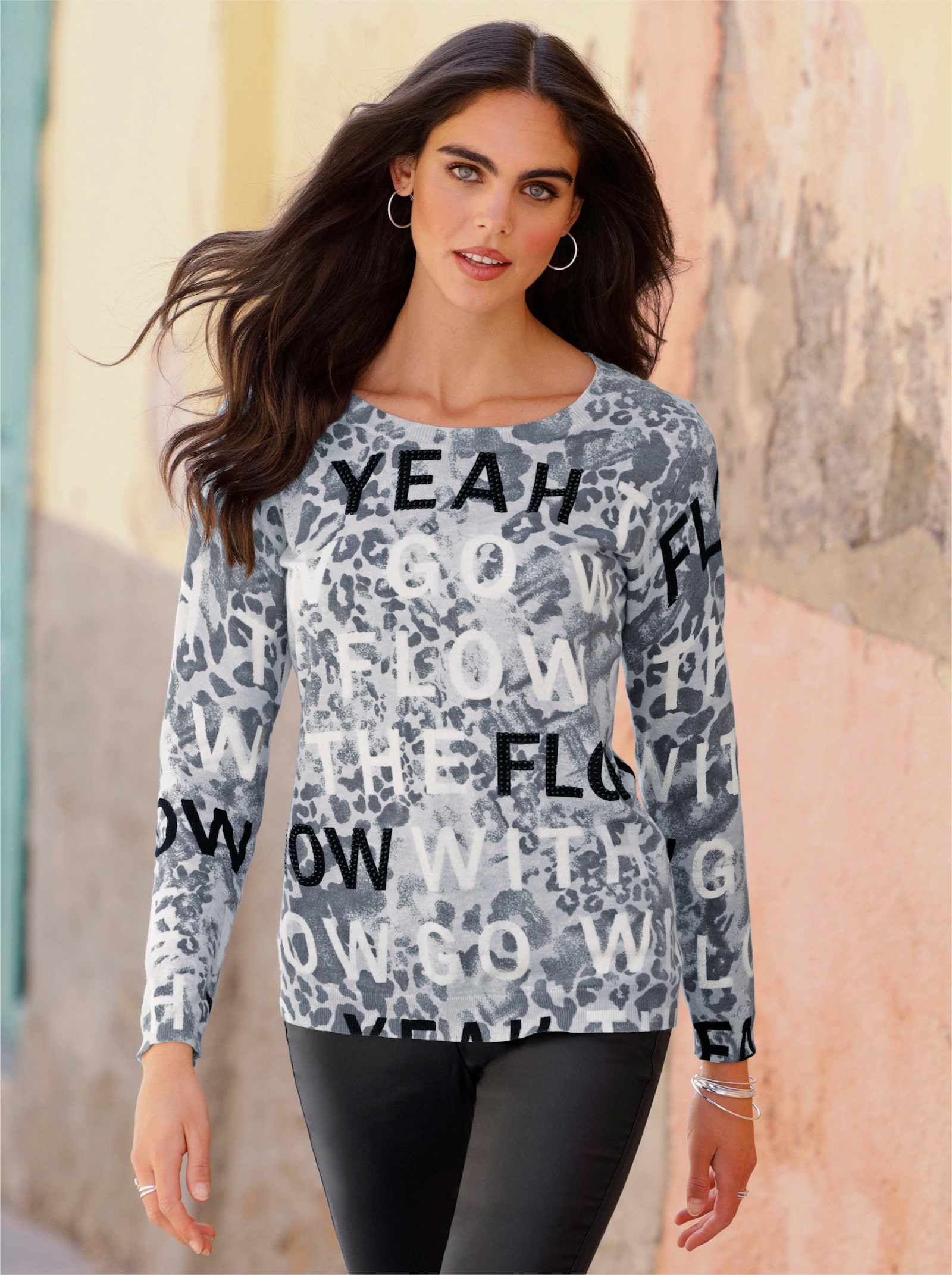 heine Langarm-Pullover mit Ziersteinen - hellgrau-schwarz-bedruckt