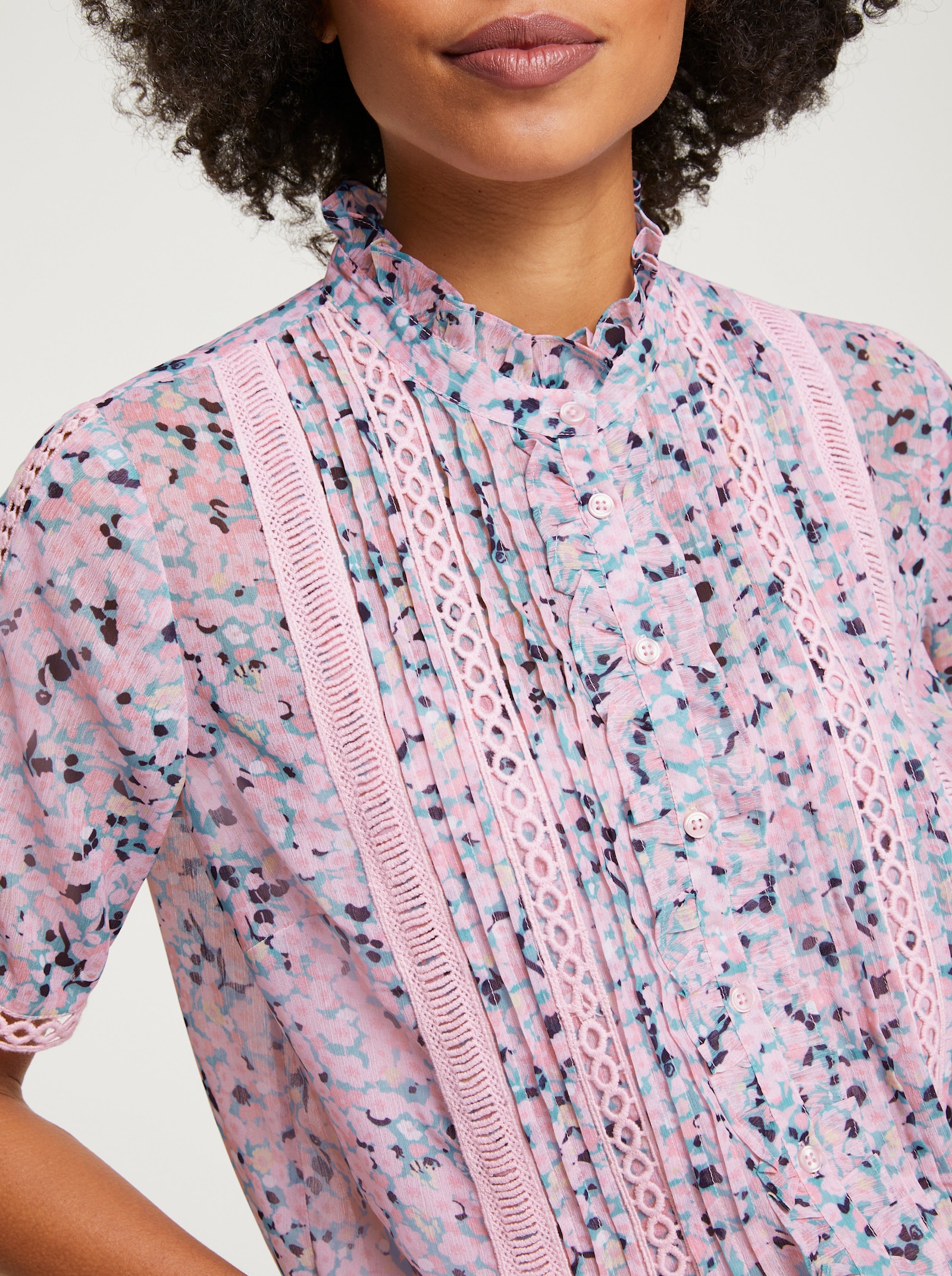 heine Kurzarm-Bluse mit Rüschen-Verzierung - bunt